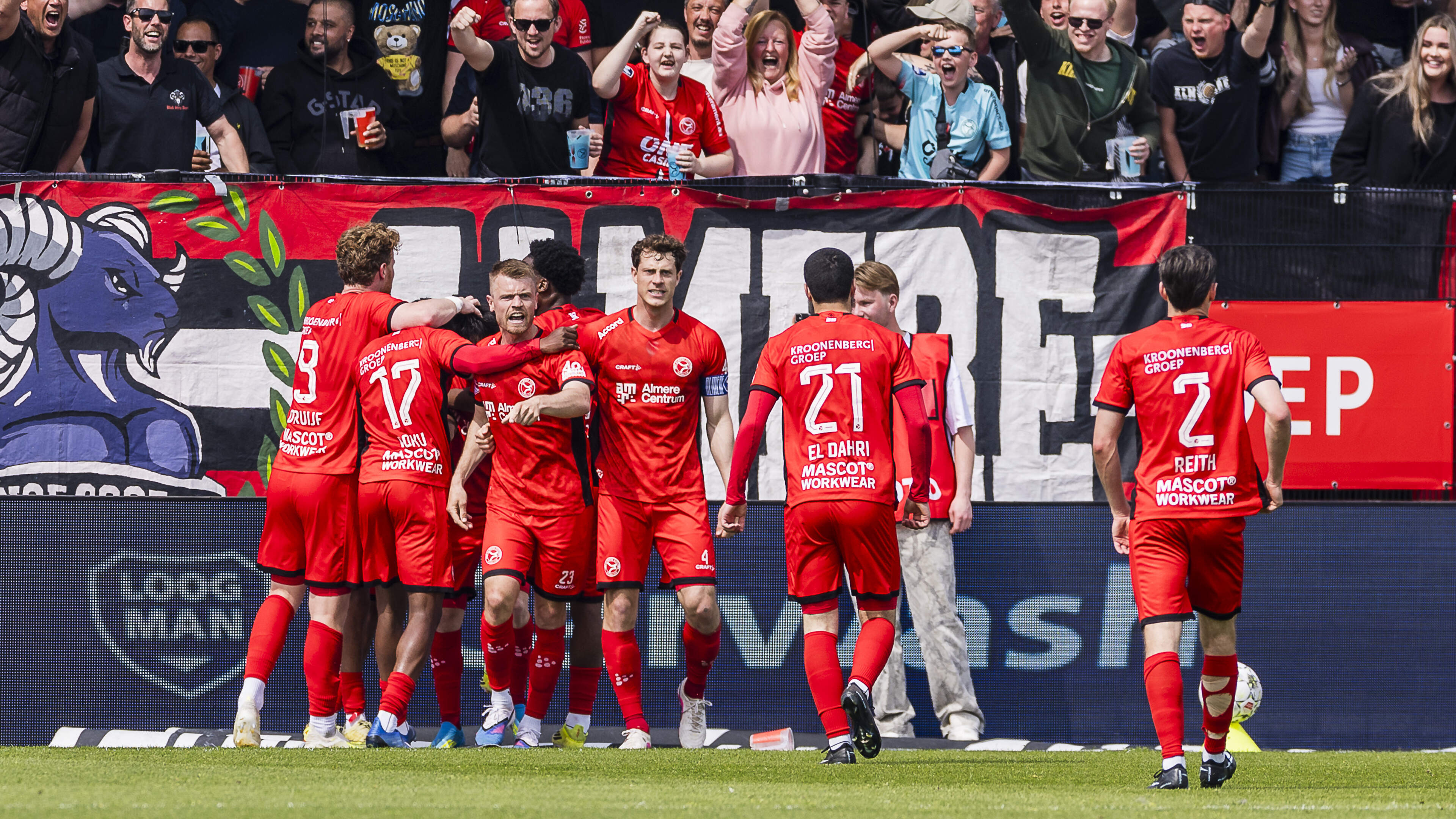 Almere City schakelt FC Den Bosch uit en wacht nu tweeluik met De Graafschap in play-offs om promotie