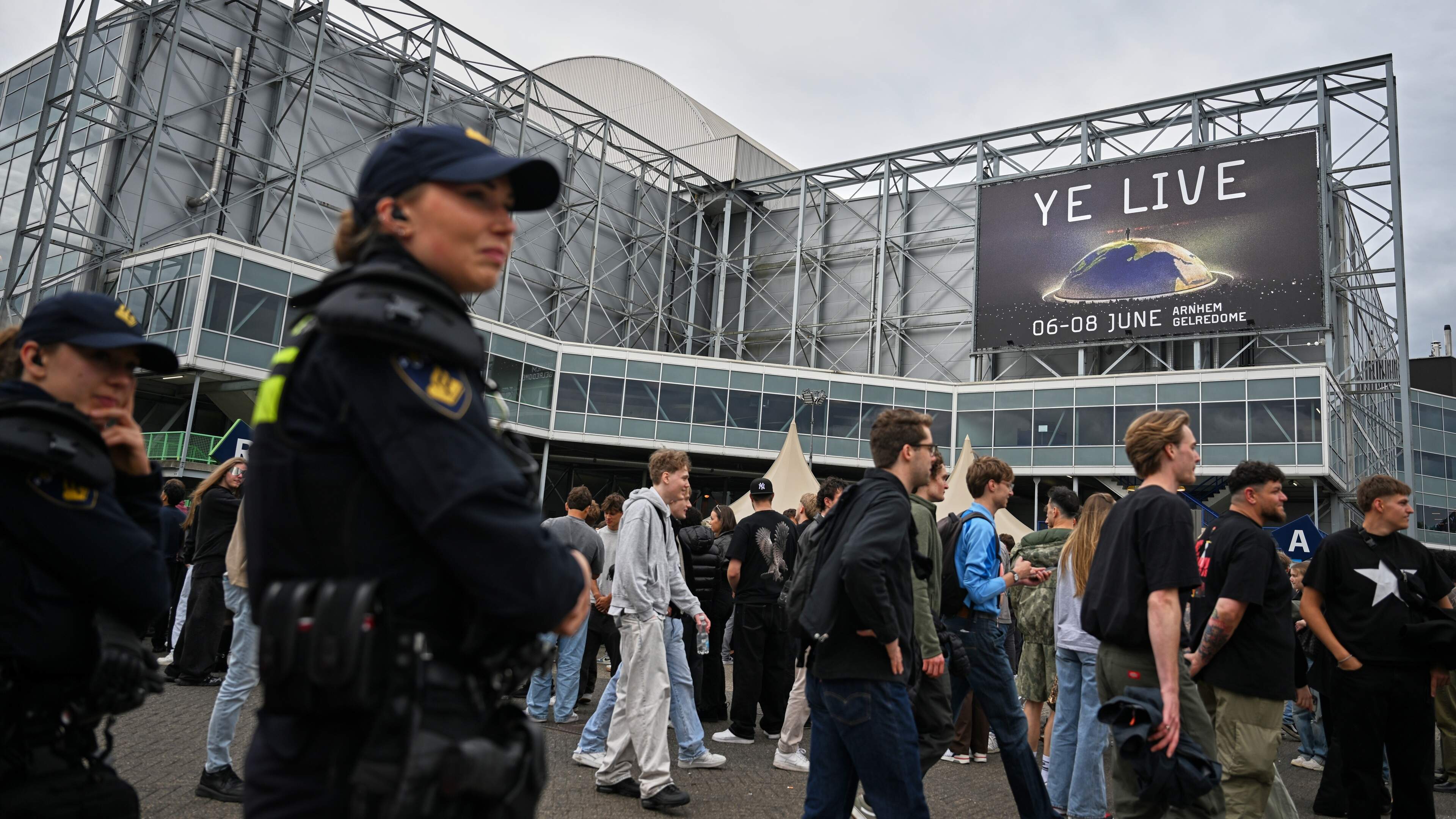 LIVE | Demonstranten met complotteksten over de Holocaust weggestuurd rond optreden Kanye West