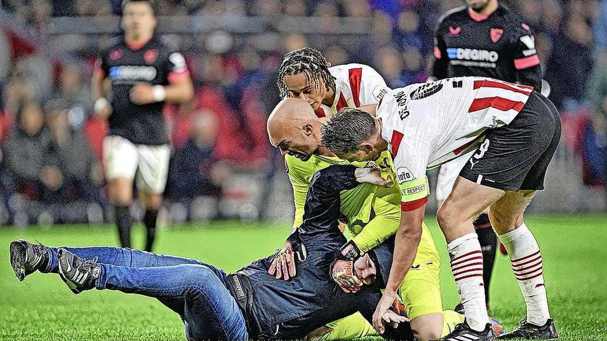 Dylano K. viel eind februari in de Europa League-wedstrijd van PSV in Eindhoven Sevilla- keeper Marko Dmitrović aan.