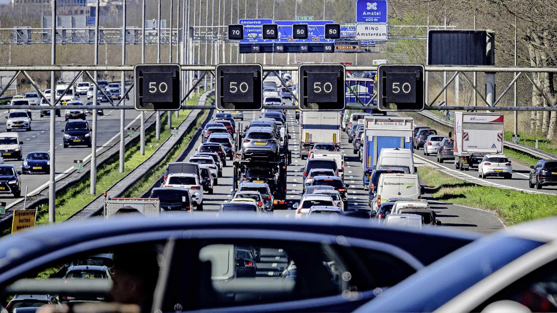 Met de auto naar Schiphol deze zomer? Reken op een uur extra reistijd, waarschuwt Rijkswaterstaat