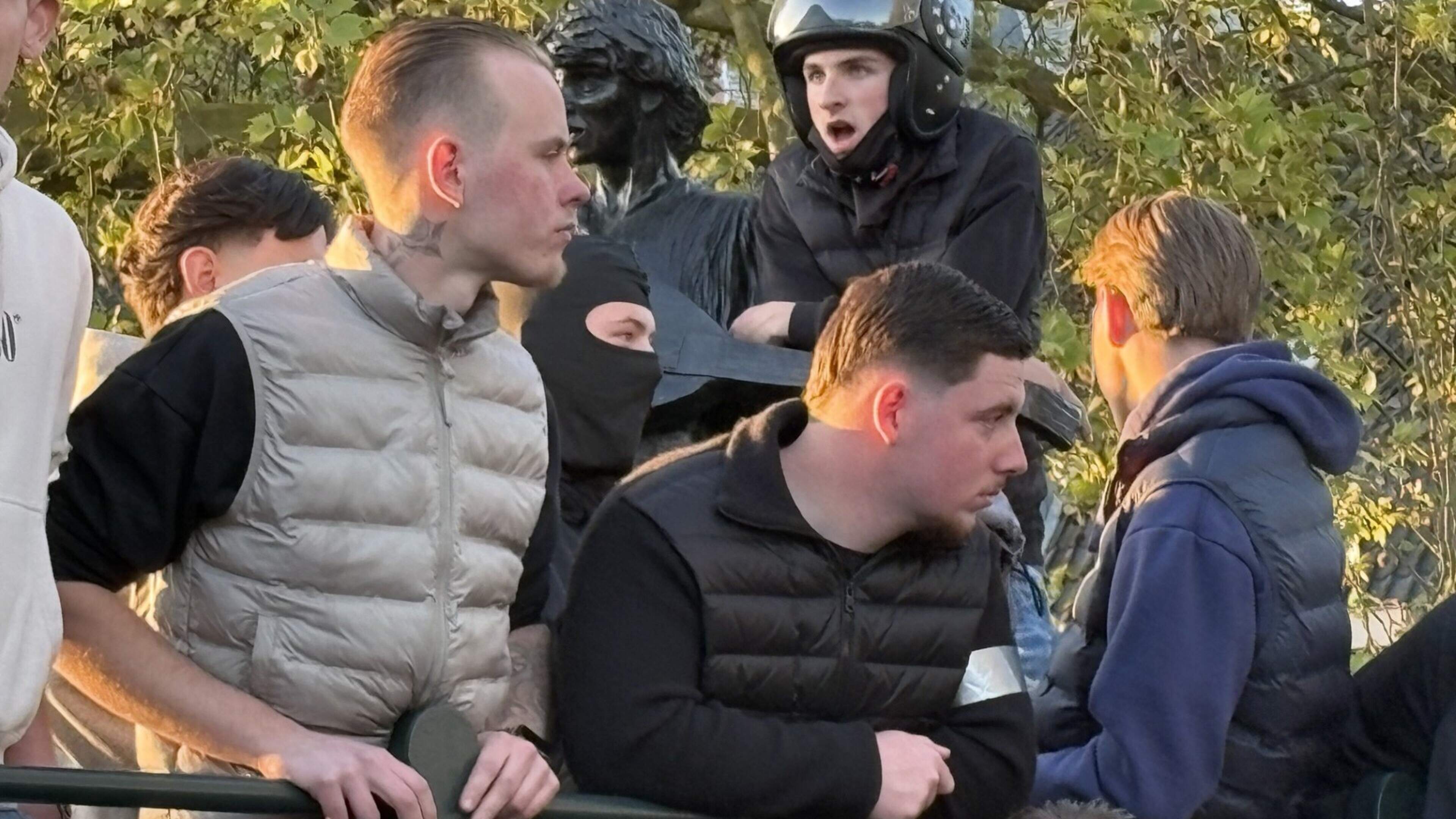 Azc-demonstraties lijken magneet voor relschoppers van buiten: ’Allemaal lui die ik hier nog nooit heb gezien’