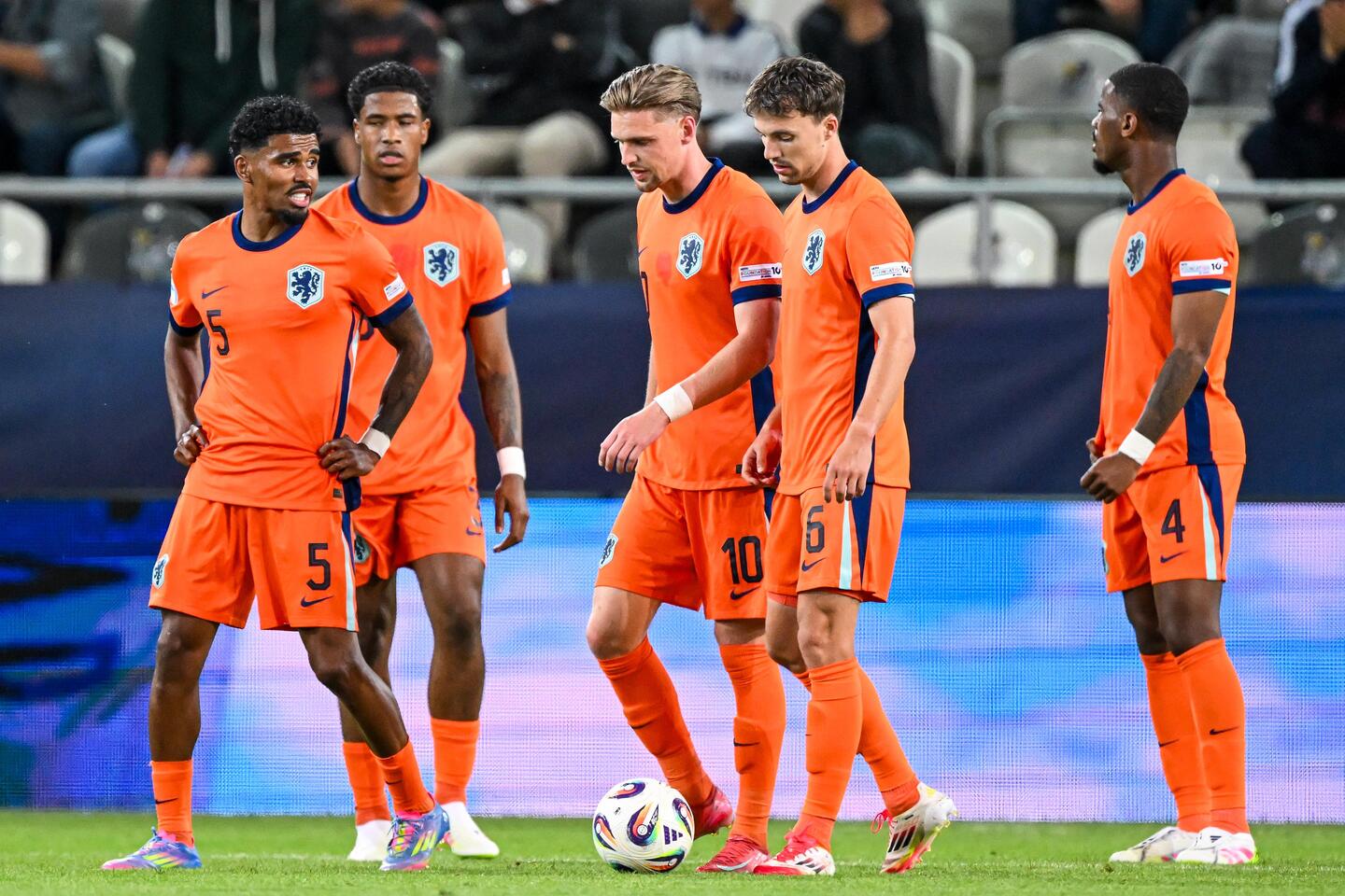 De spelers van Jong Oranje balen na de 0-1 achterstand tegen Finland.