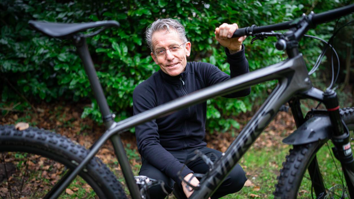 Mountainbiker geschopt en geslagen nadat hij hondje van wandelaar probeert te ontwijken in Valtherbo