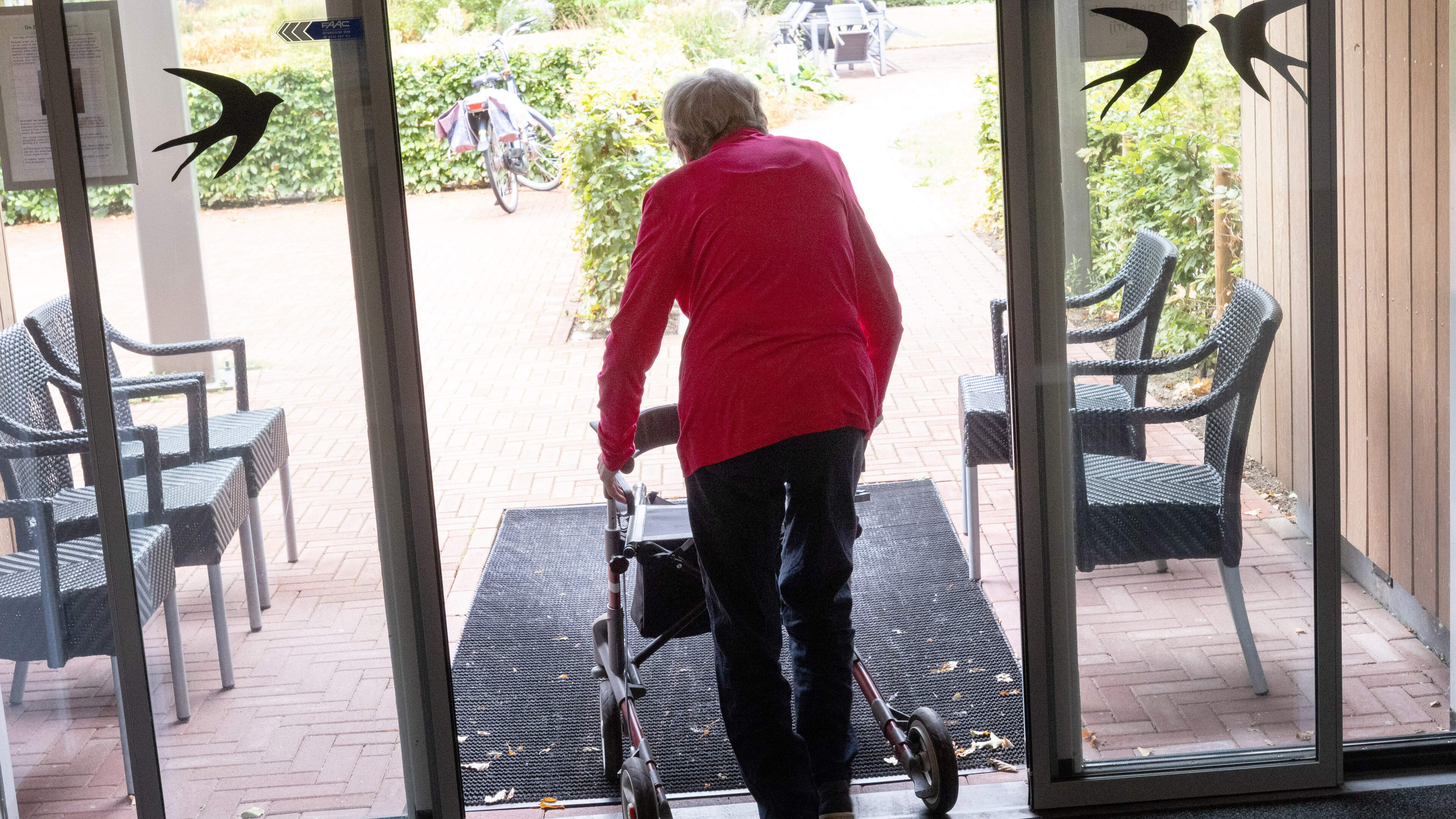 Verpleeghuizen houden demente bewoners nog altijd binnen, maar niet in Zelhem: ’Risico’s horen bij h