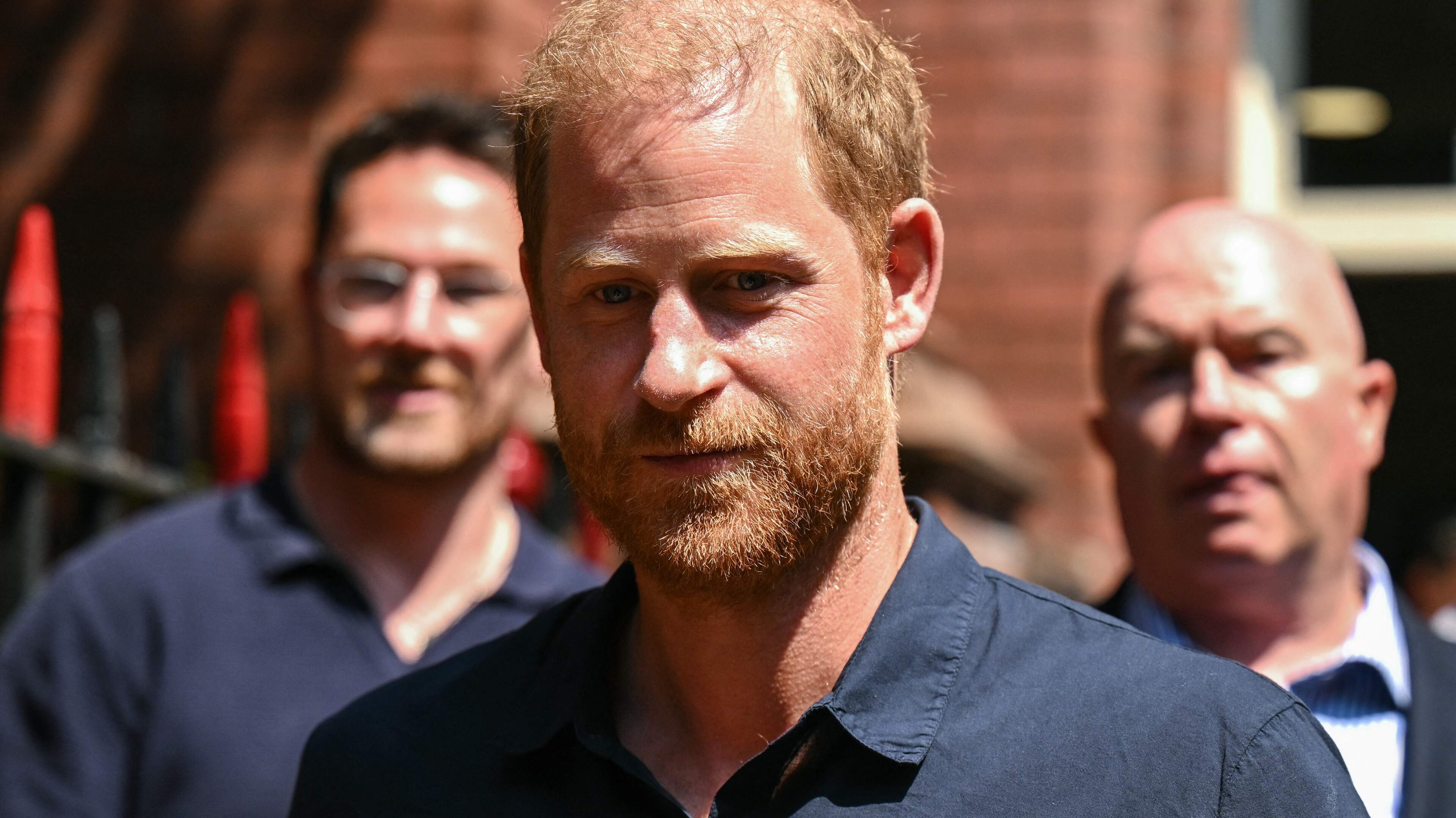 Britse journaliste onthult bijzondere ontmoeting met prins Harry na 15 jaar: ’Hij legde een wit pilletje op mijn tong’