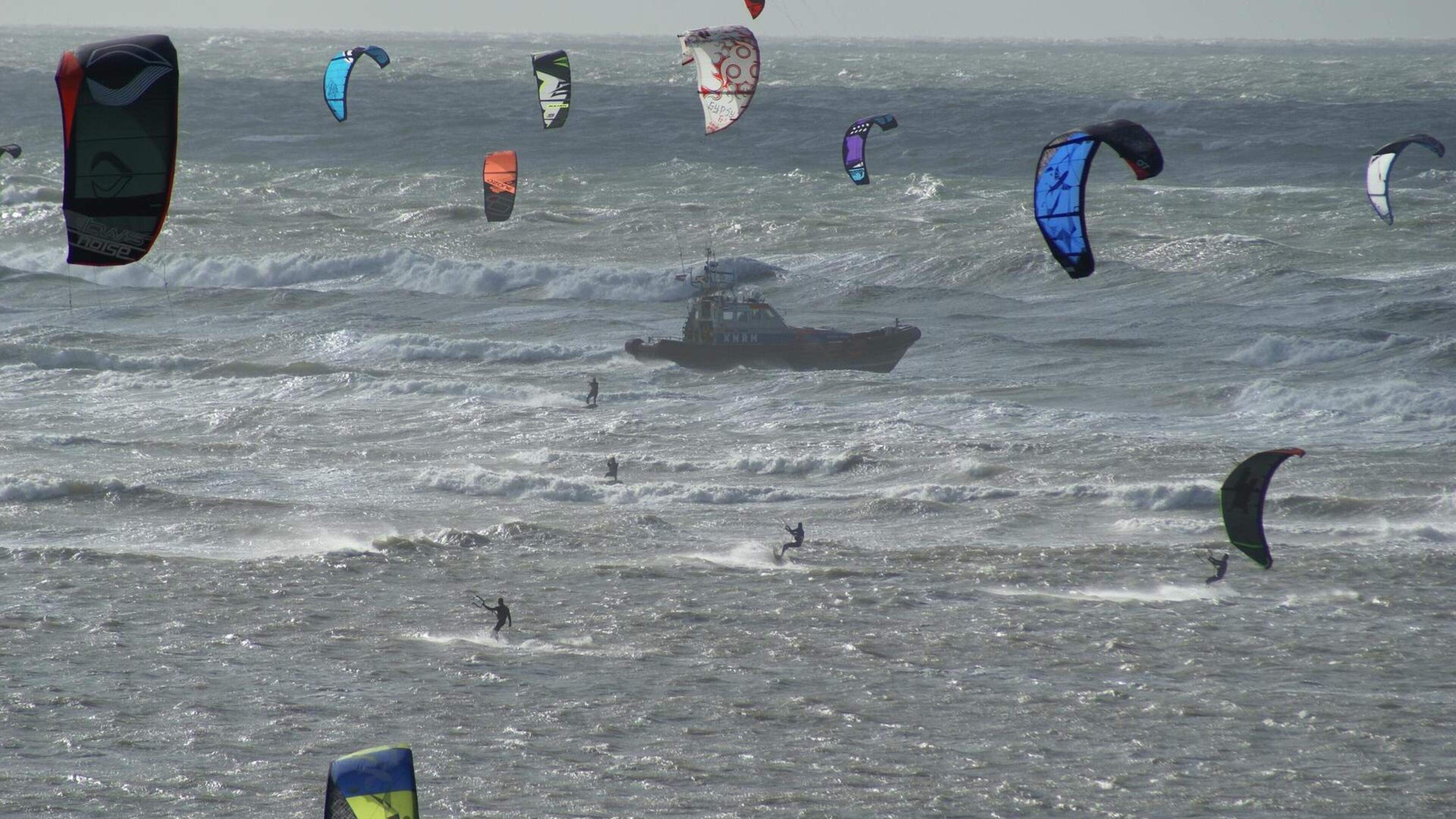 KNRM rukt om de haverklap uit voor ’slordige’ surfer in nood die allang veilig thuis blijkt te zijn