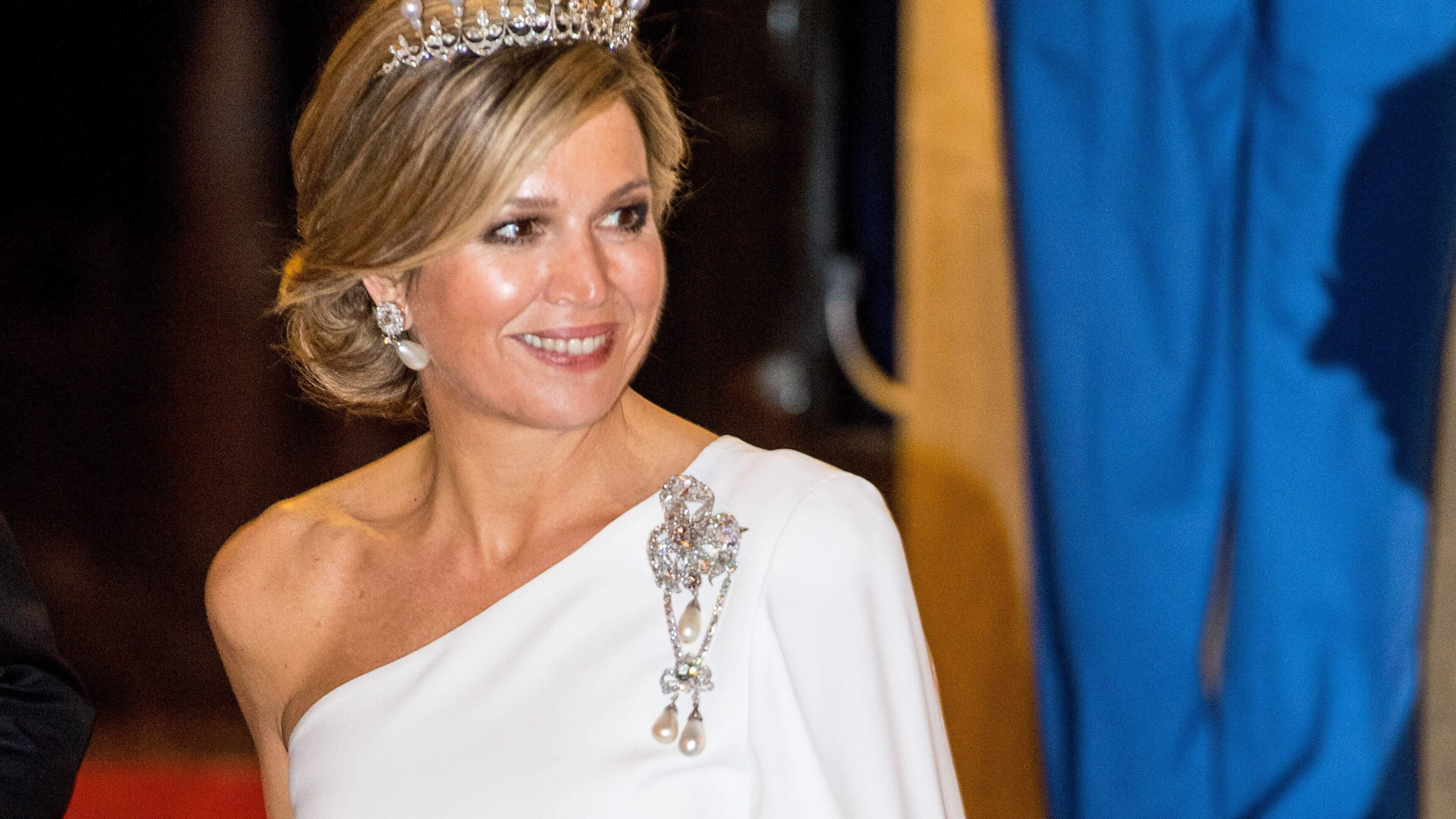 Van eeuwenoude erfstukken tot plastic glimmers: Máxima draagt sieraden die voor haar voorgangsters ’not done’ waren