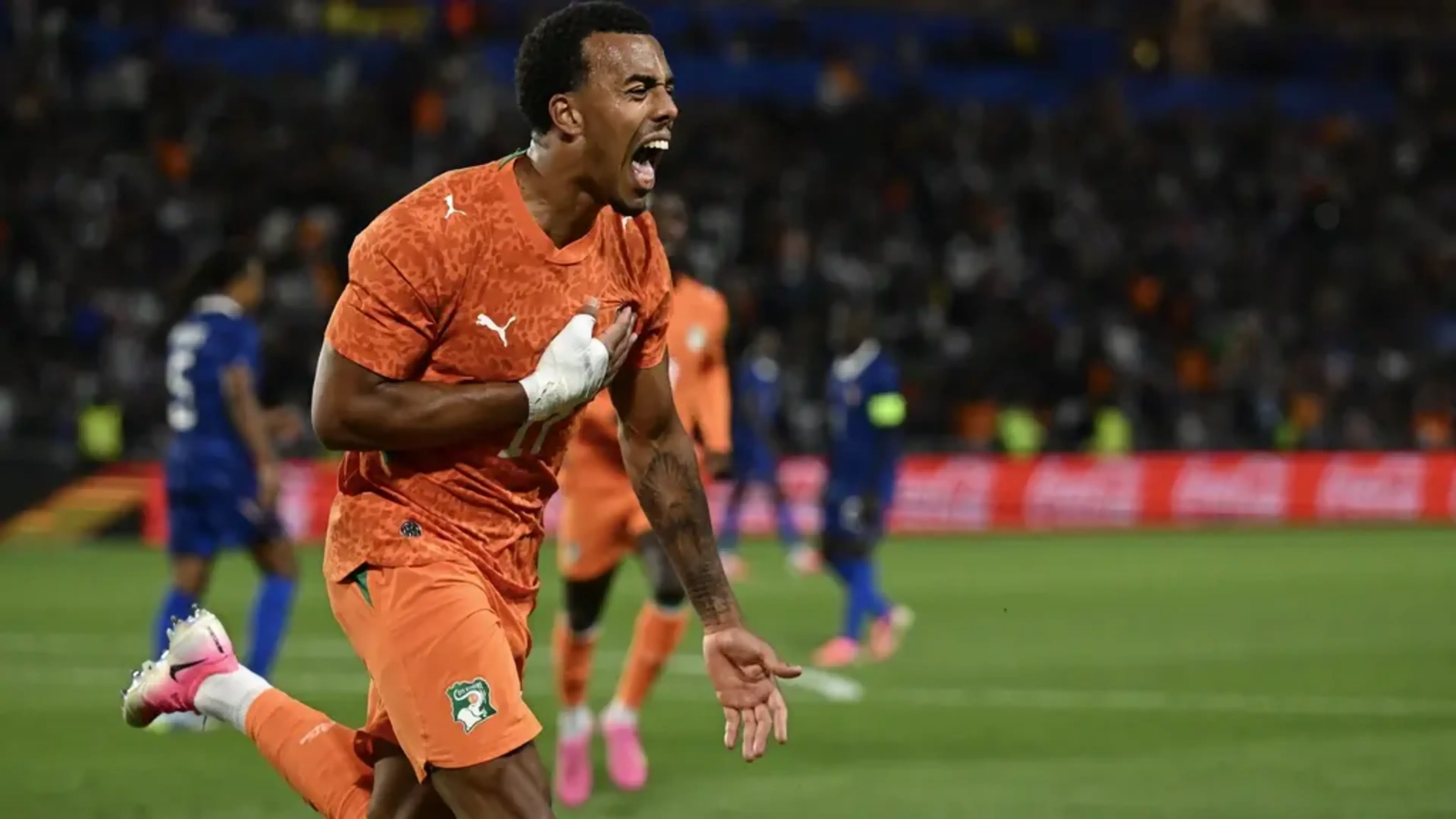 Uitblinkende broer van Paris Saint-Germain-smaakmaker Desire Doué velt Frankrijk, Franck Kessié beukt scheidsrechter omver