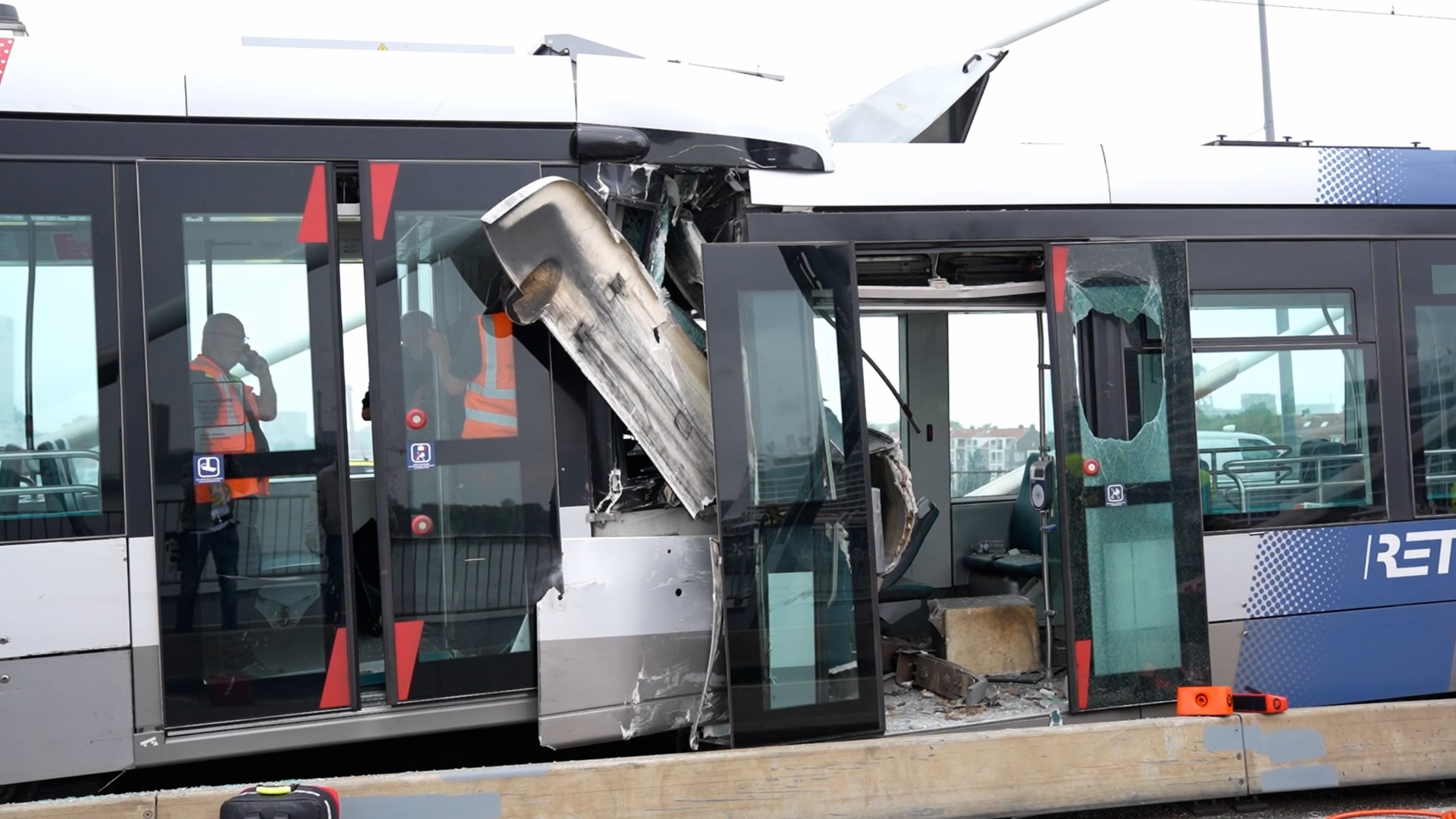 Webcam filmt botsing trams op Erasmusbrug Rotterdam