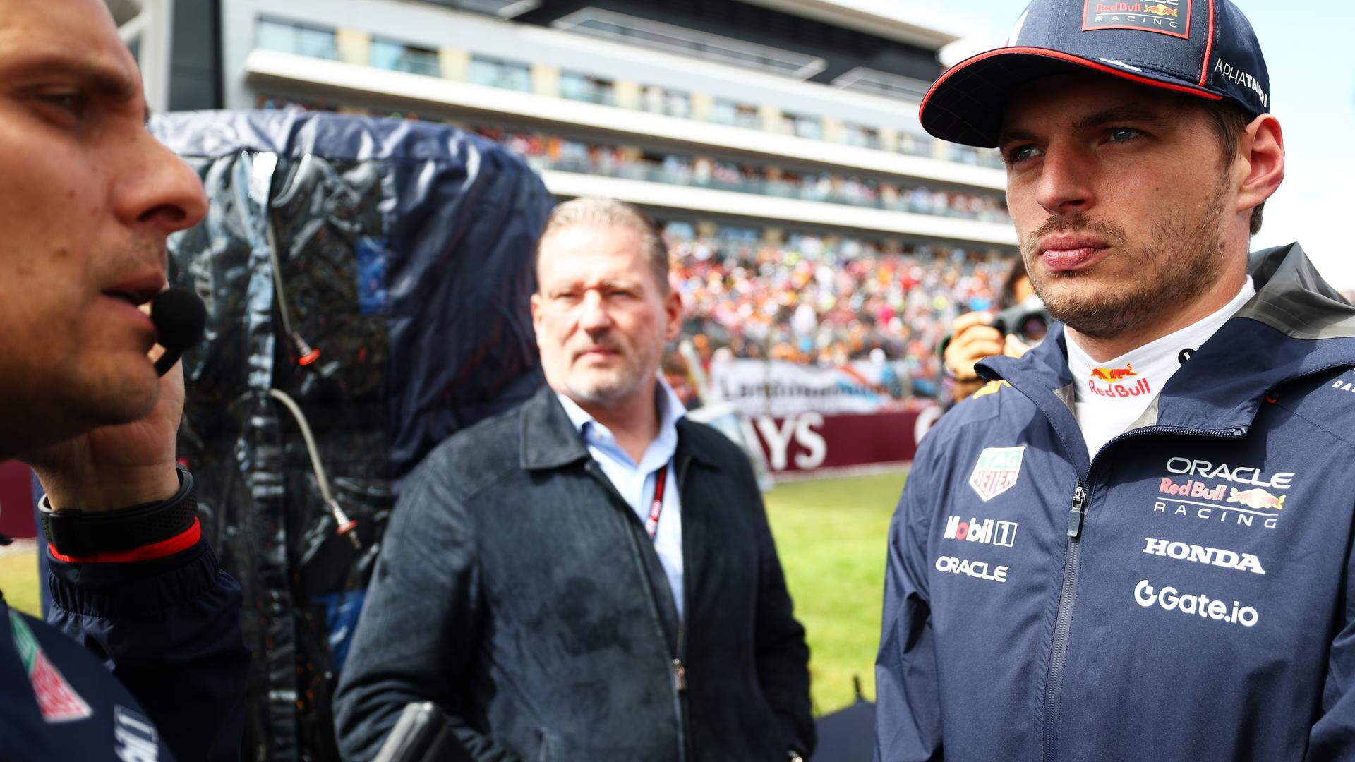 Max Verstappen bereidt zich voor op de Grand Prix van Groot-Brittannië, onder toeziend oog van vader Jos. 