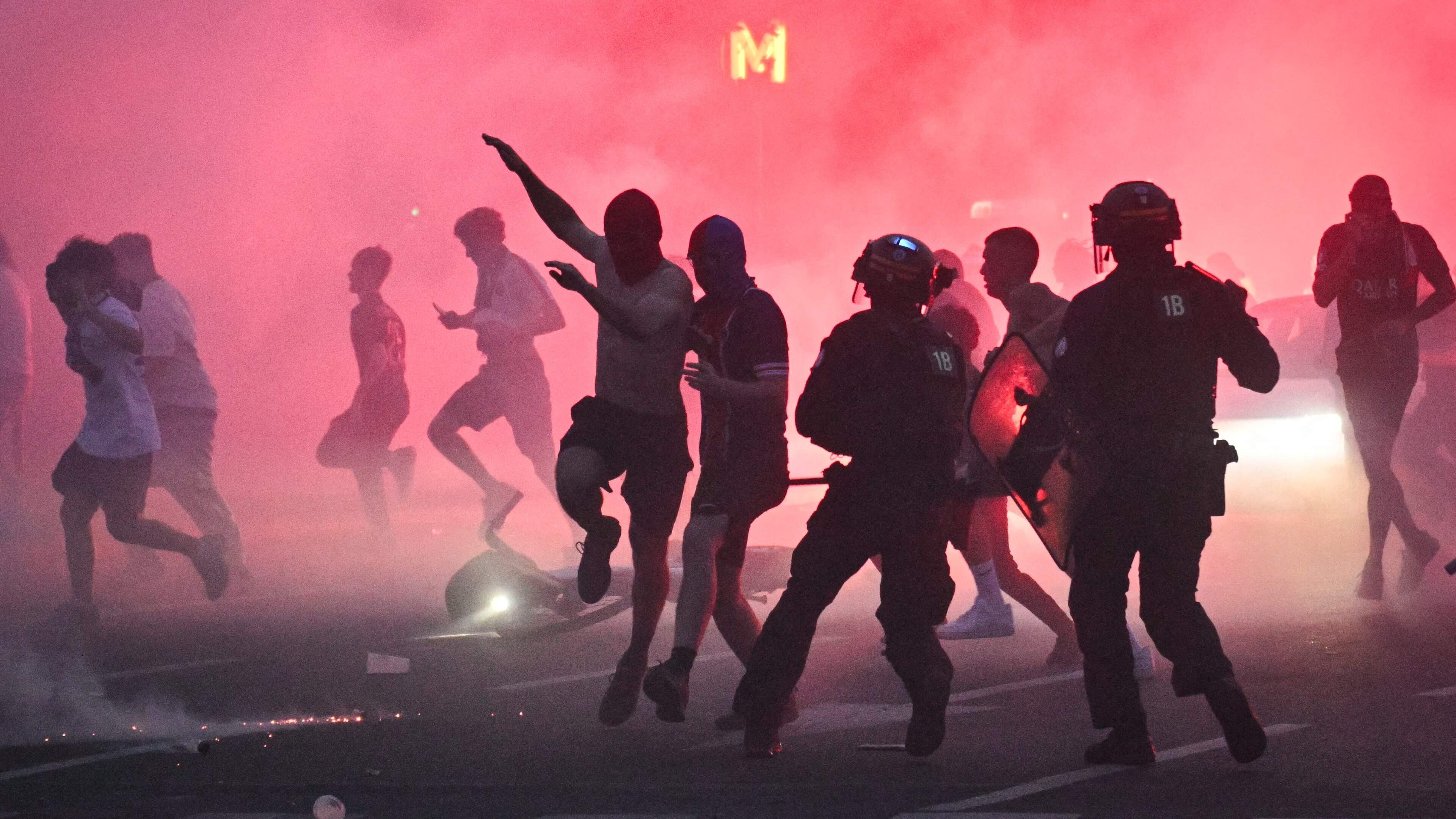 Parijs viert CL-winst Paris-Saint-Germain, maar feest ontaardt in chaos: honderden aanhoudingen bij rellen