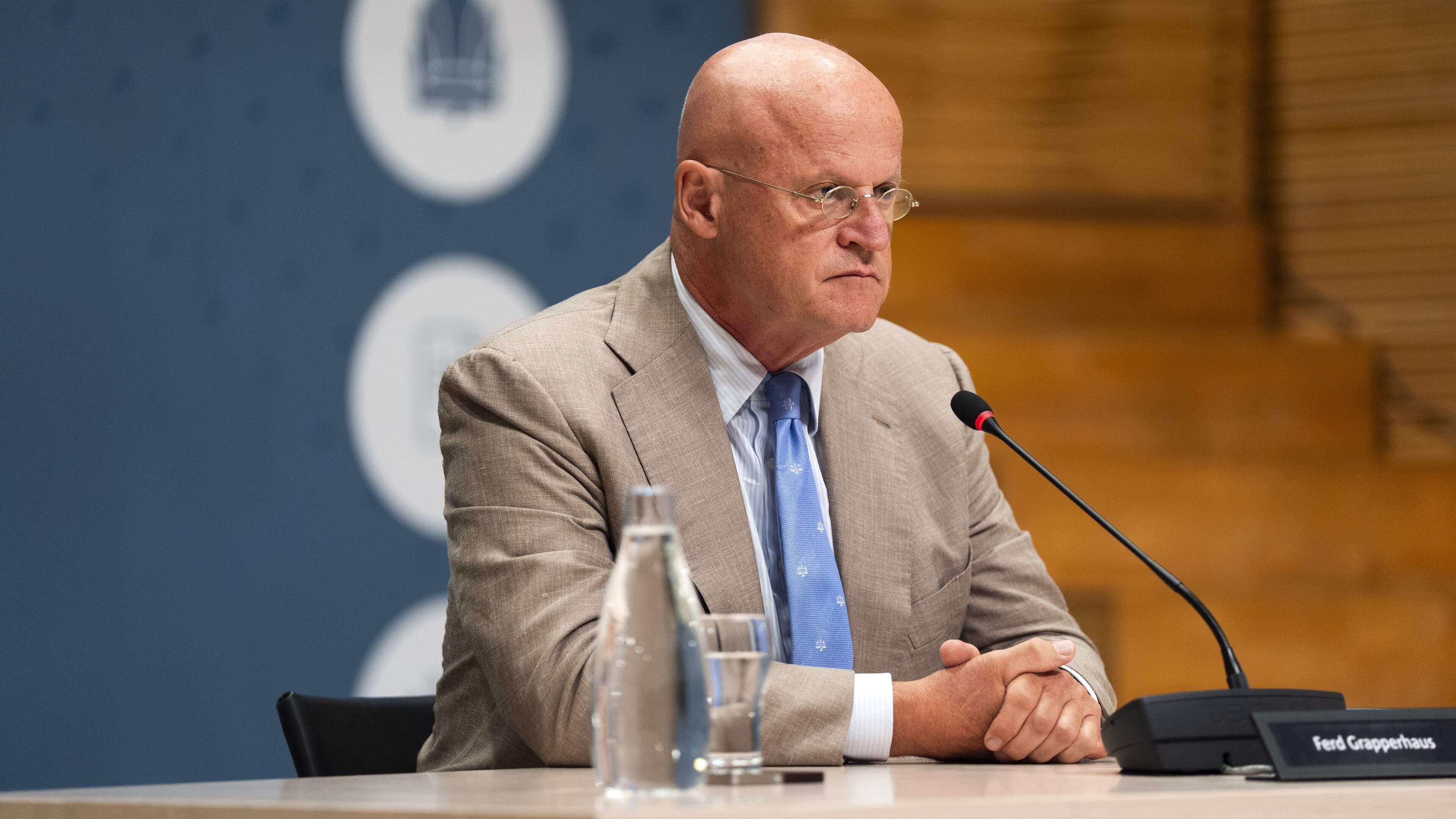 Ferd Grapperhaus grijpt naar zakdoekjes in stekelig marathonverhoor, maar ontwijkt vragen: ’Lastig te reproduceren’