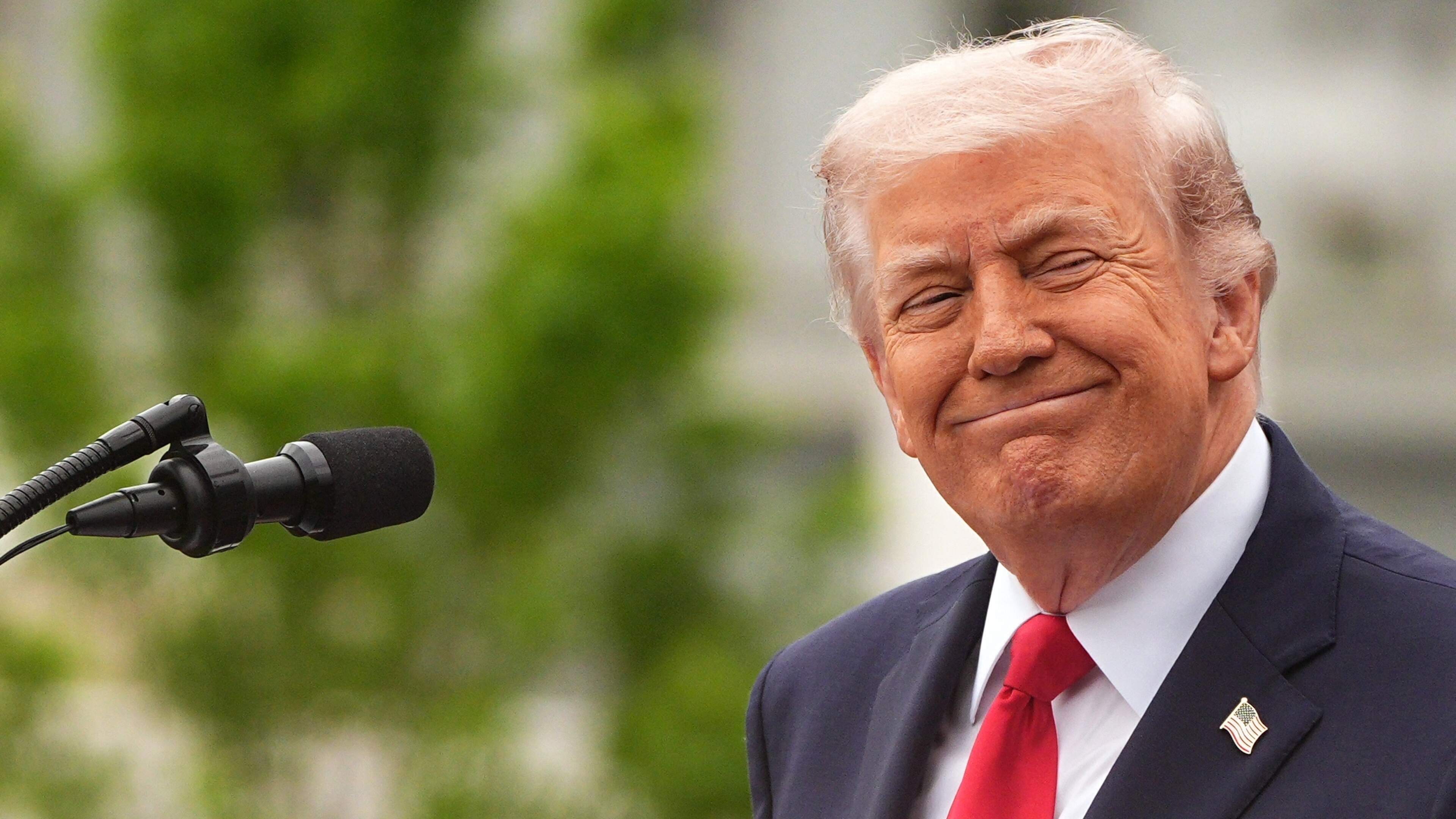 Trump vereeuwigd op Amerikaans paspoort: portret en gouden handtekening in speciale editie