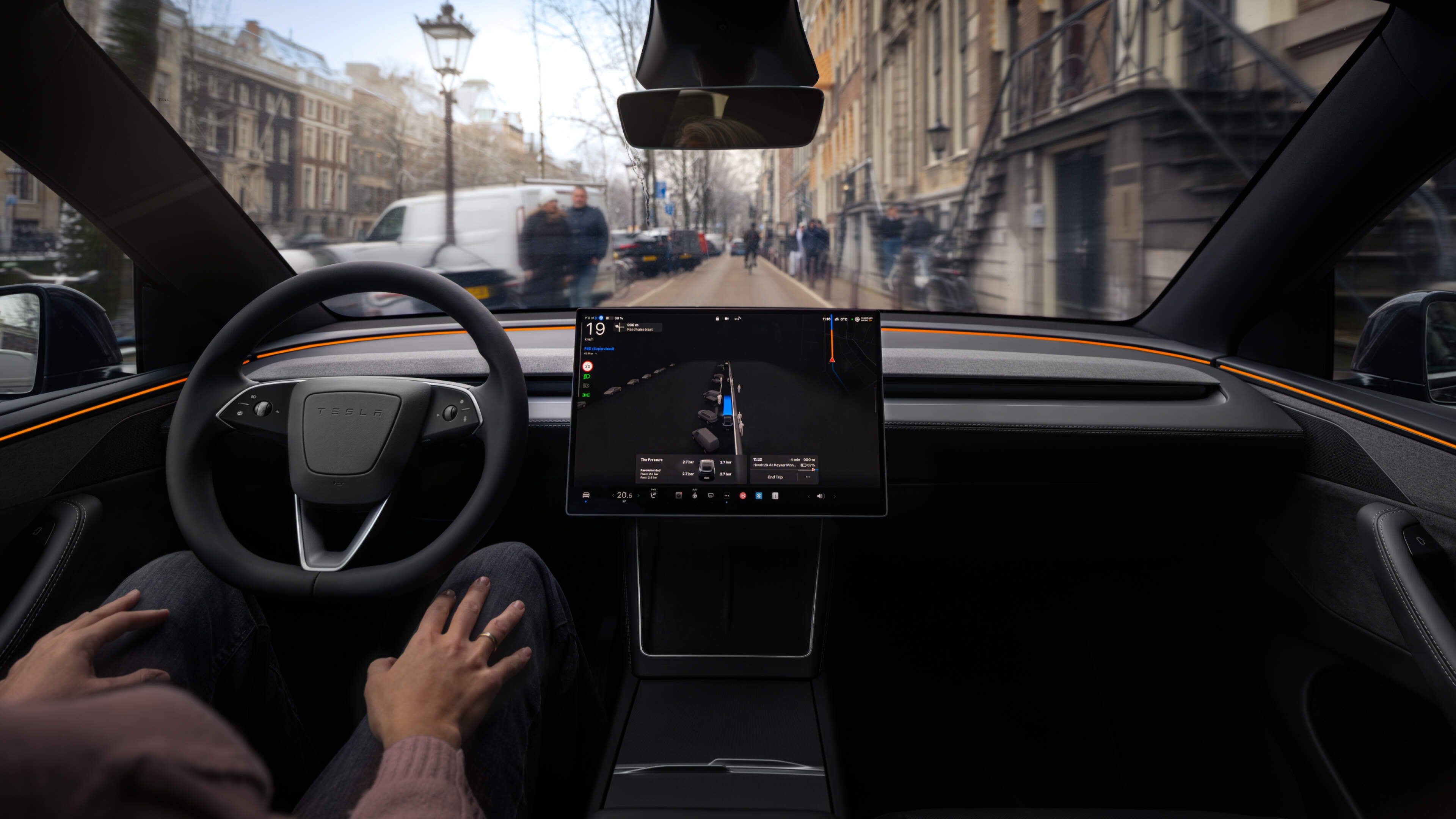 Tesla-rijder mag nu ook hier de handen van het stuur halen: RDW ziet veiligheidswinst