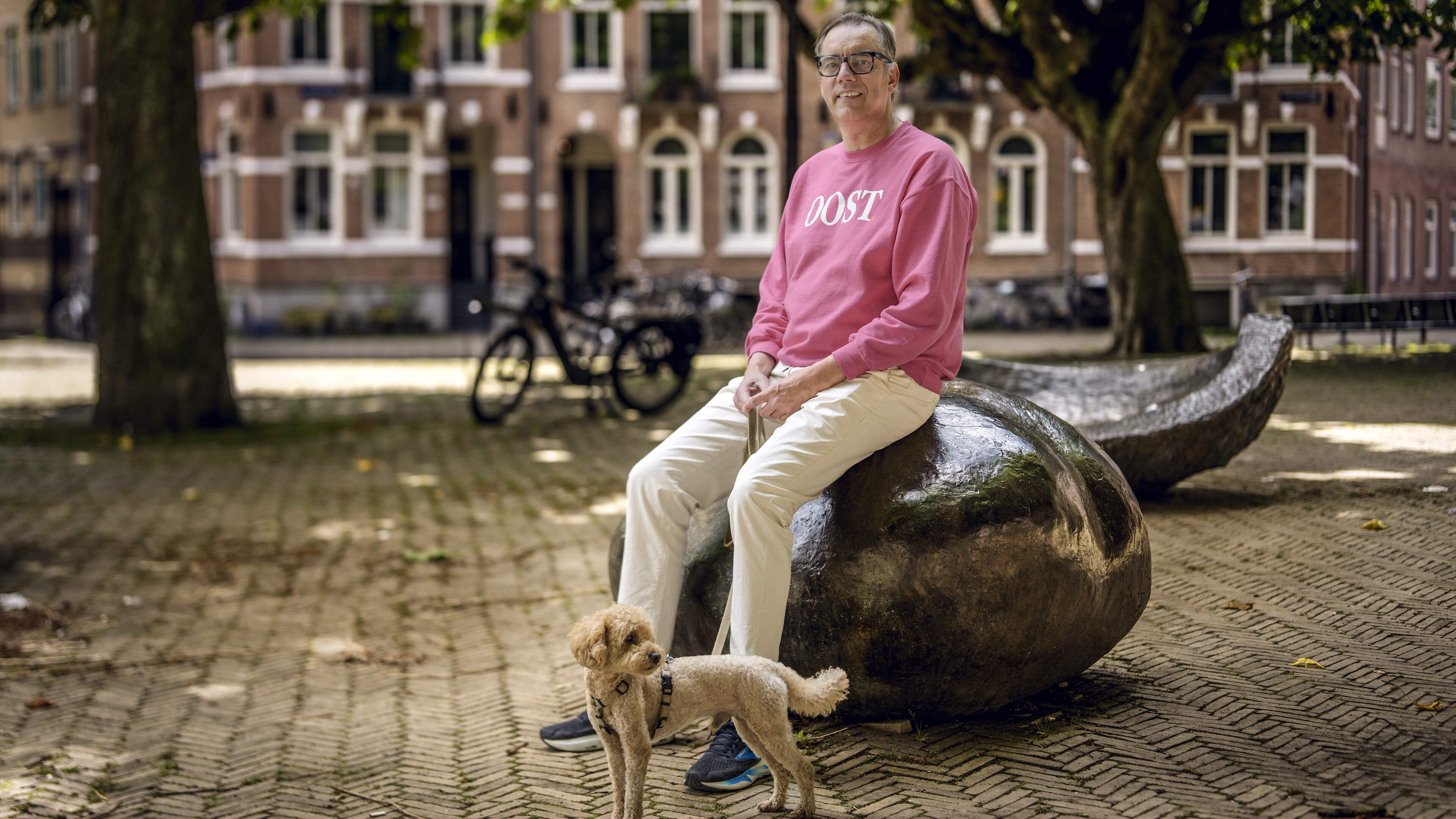 Amsterdamse ambtenaar intimideert lokale journalist om kriti