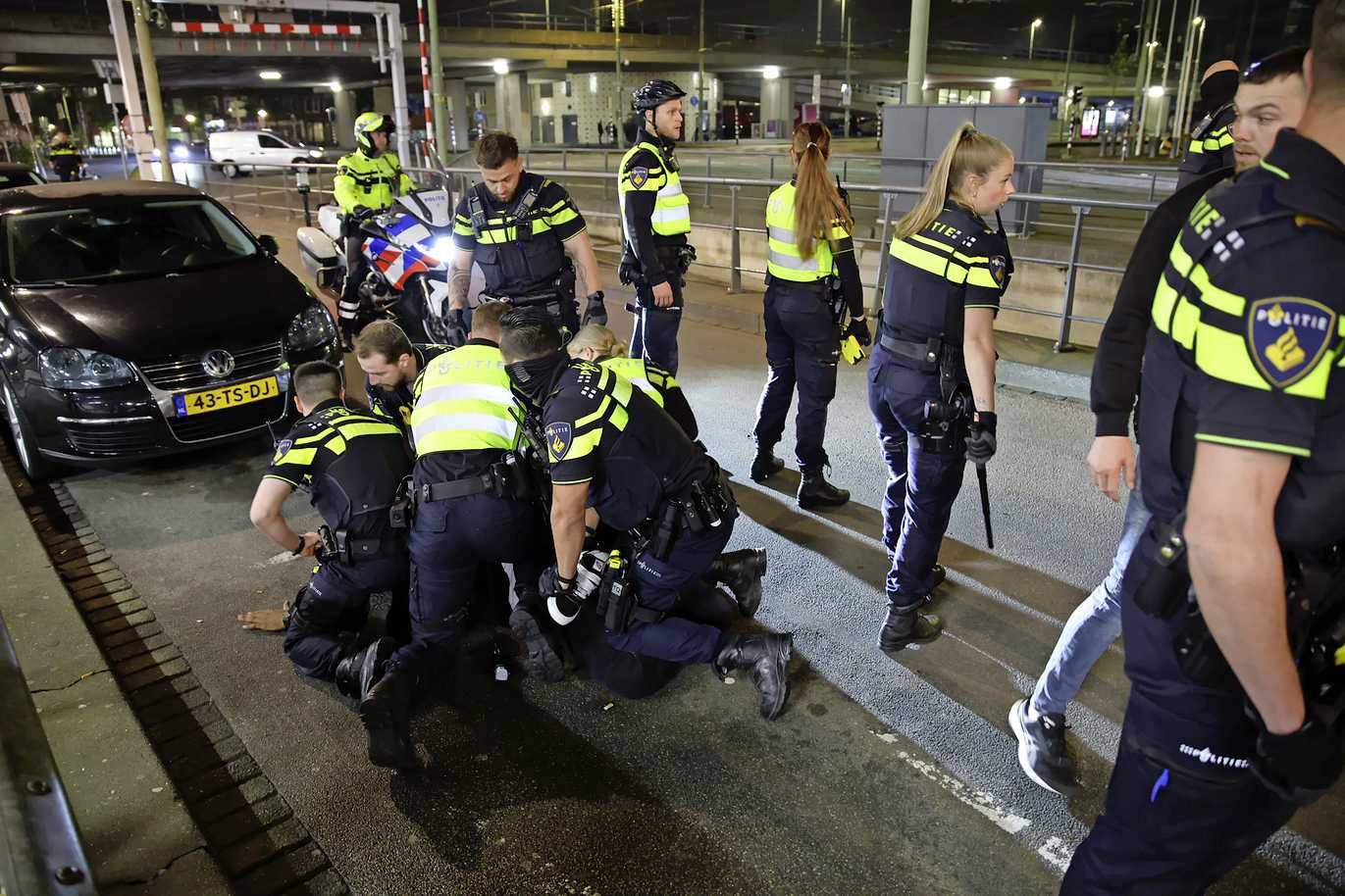 Agenten belaagd terwijl ze slachtoffer medische hulp verlenen in Den ...