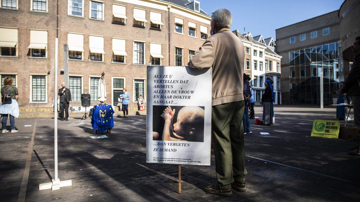 Praat mee: Vind je dat mensen pal voor een abortuskliniek mogen demonstreren? 