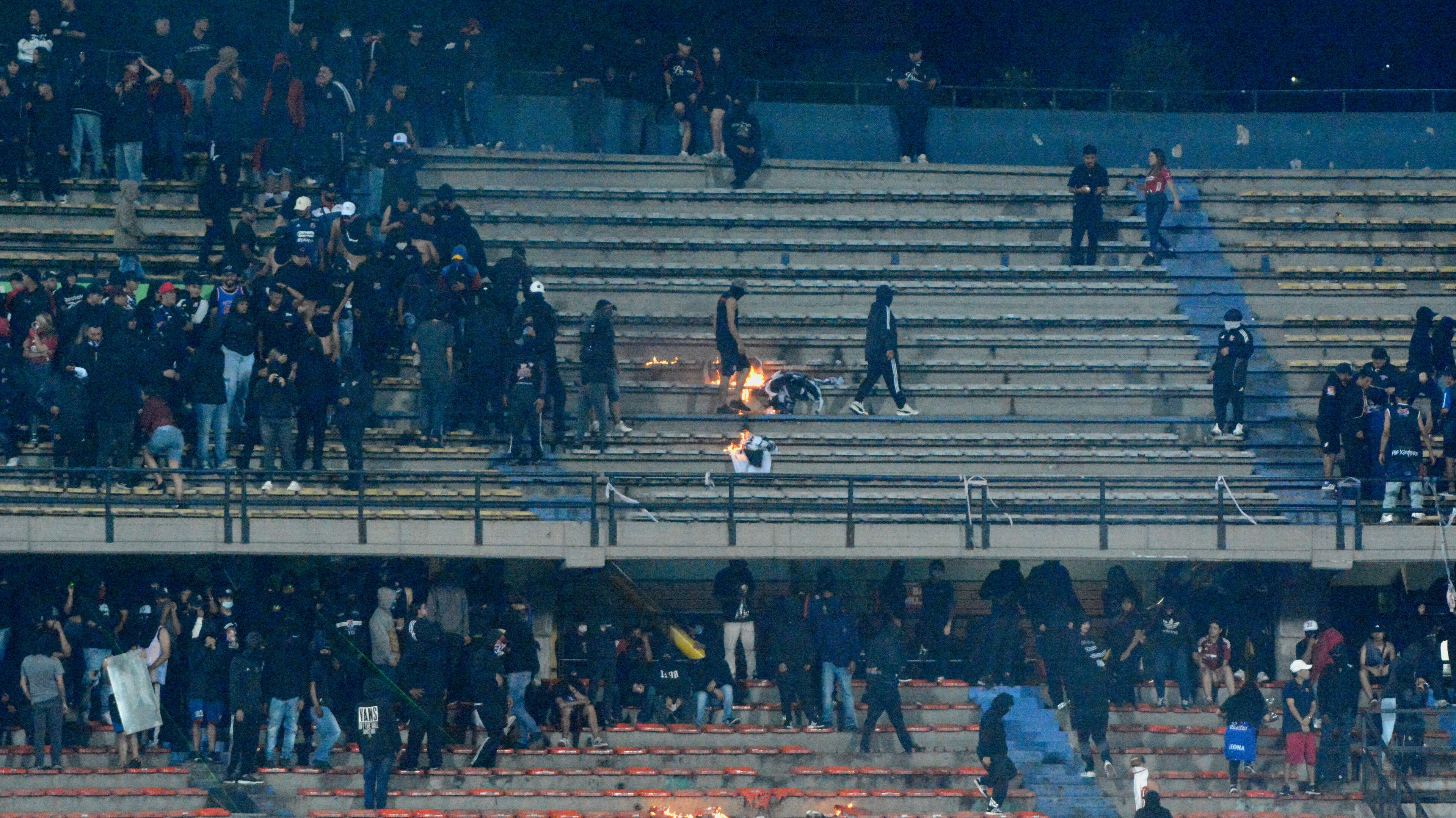 Wedstrijd in Colombia al na vijf minuten afgelast: fans stichten brand op tribunes, stadion ontruimd