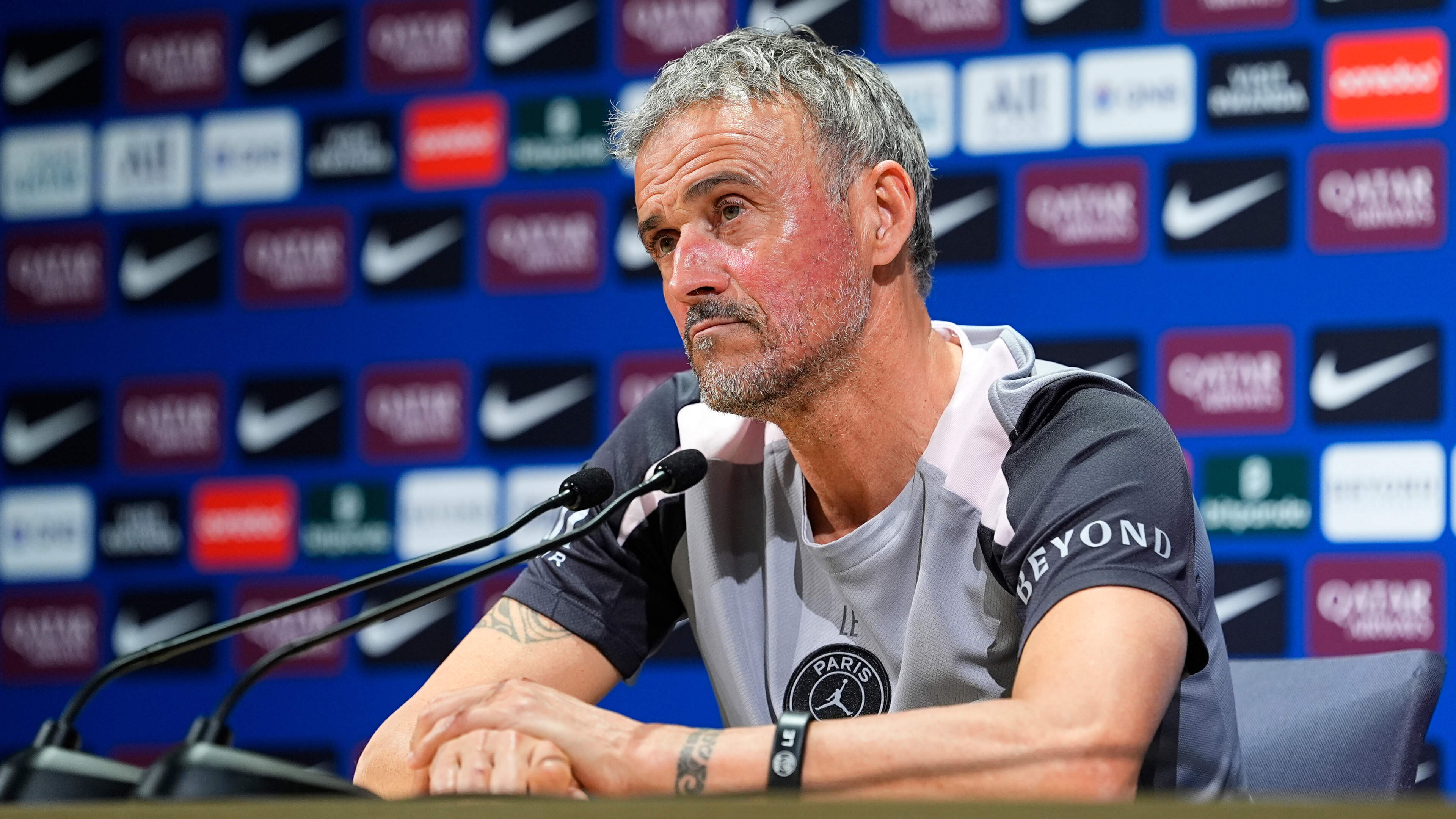PSG-trainer Luis Enrique ziet omgekeerde wereld: ’Dus in aanloop naar Bayern München praten we dáár over?’