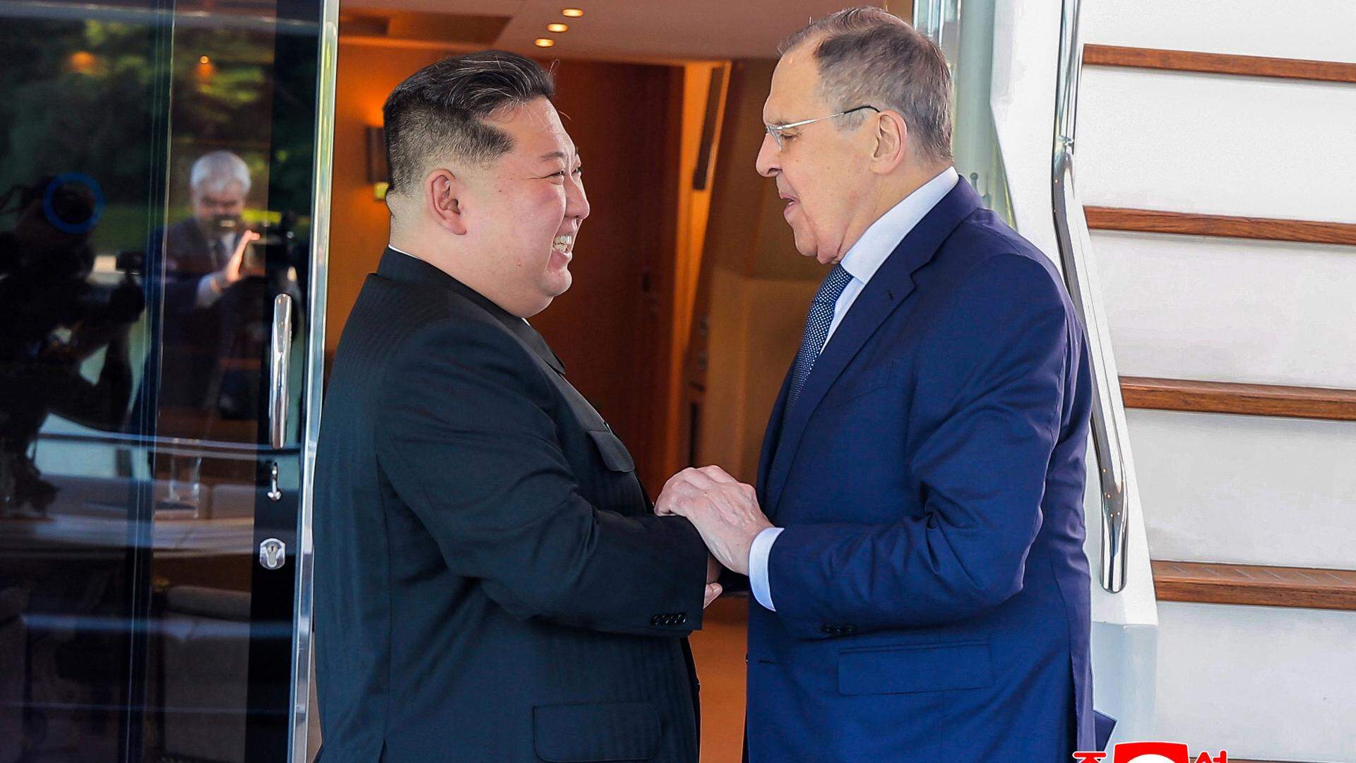De Noord-Koreaanse leider Kim Jong-un heeft Lavrov verzekerd van ’onvoorwaardelijke’ steun in de oorlog tegen Oekraïne. 