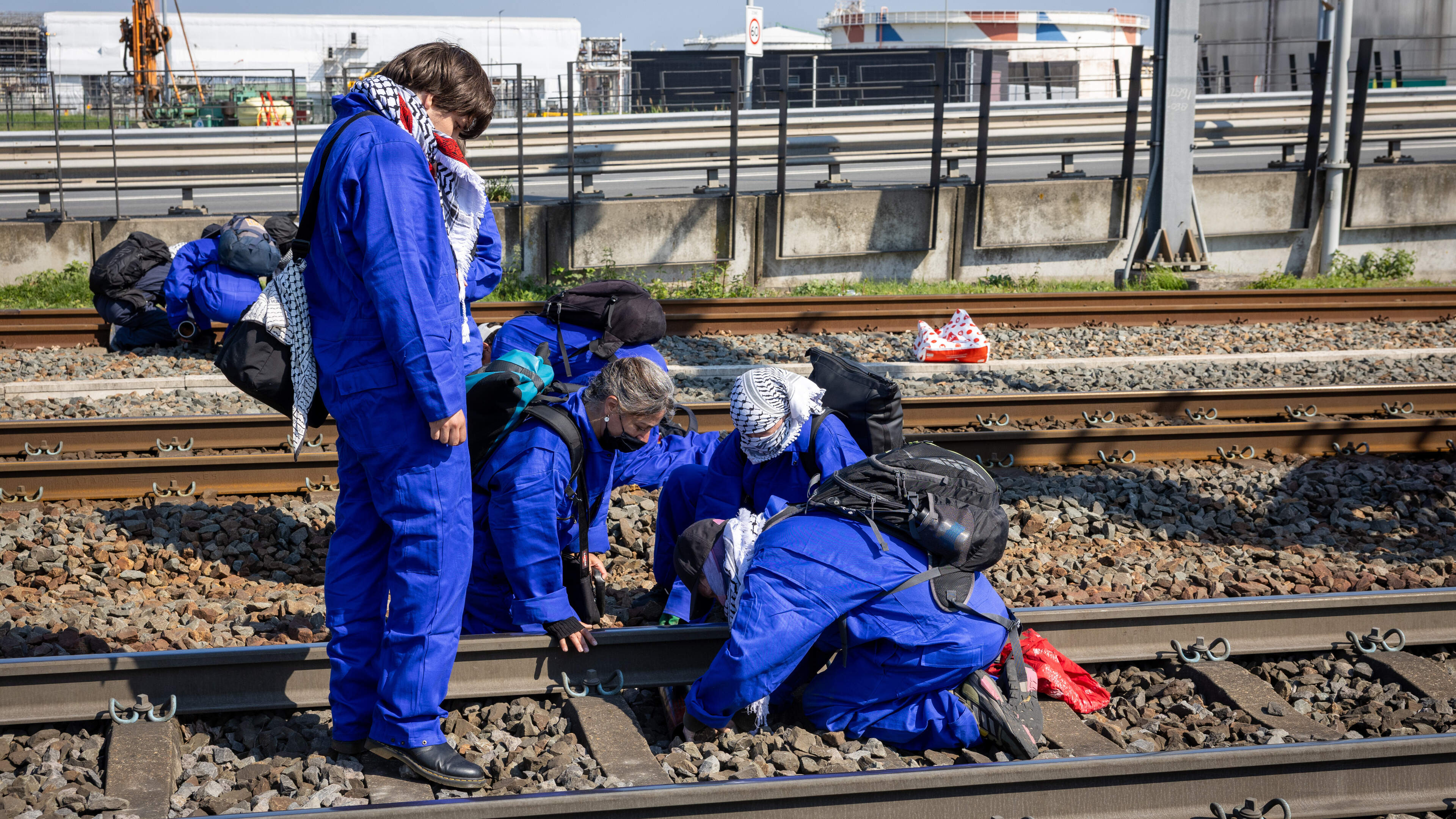 Klimaatactivisten leggen spoor bij haven Rotterdam plat: ’Idee is financiële schade te veroorzaken’