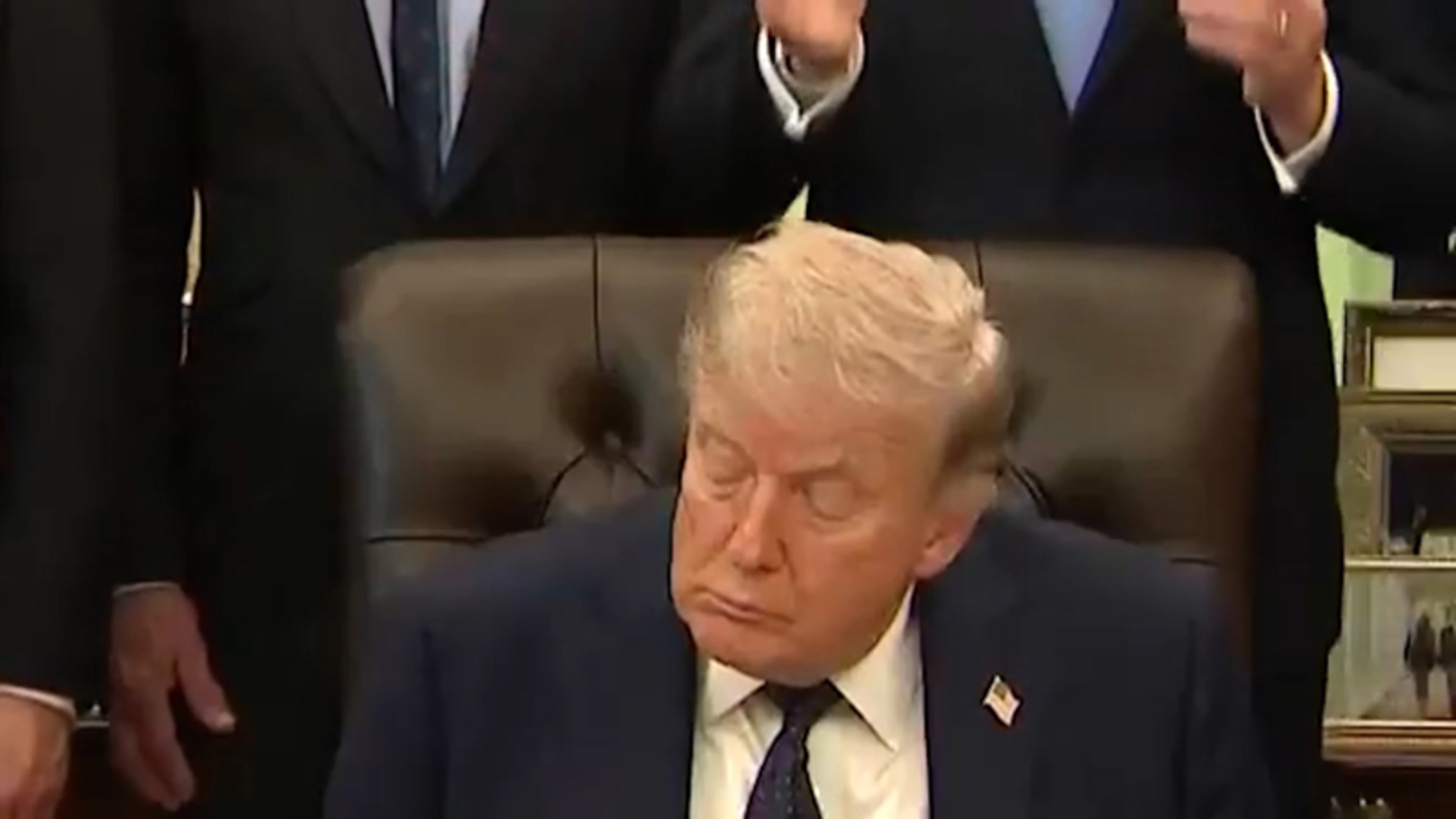 Trump dommelt weg tijdens persmoment in Oval Office