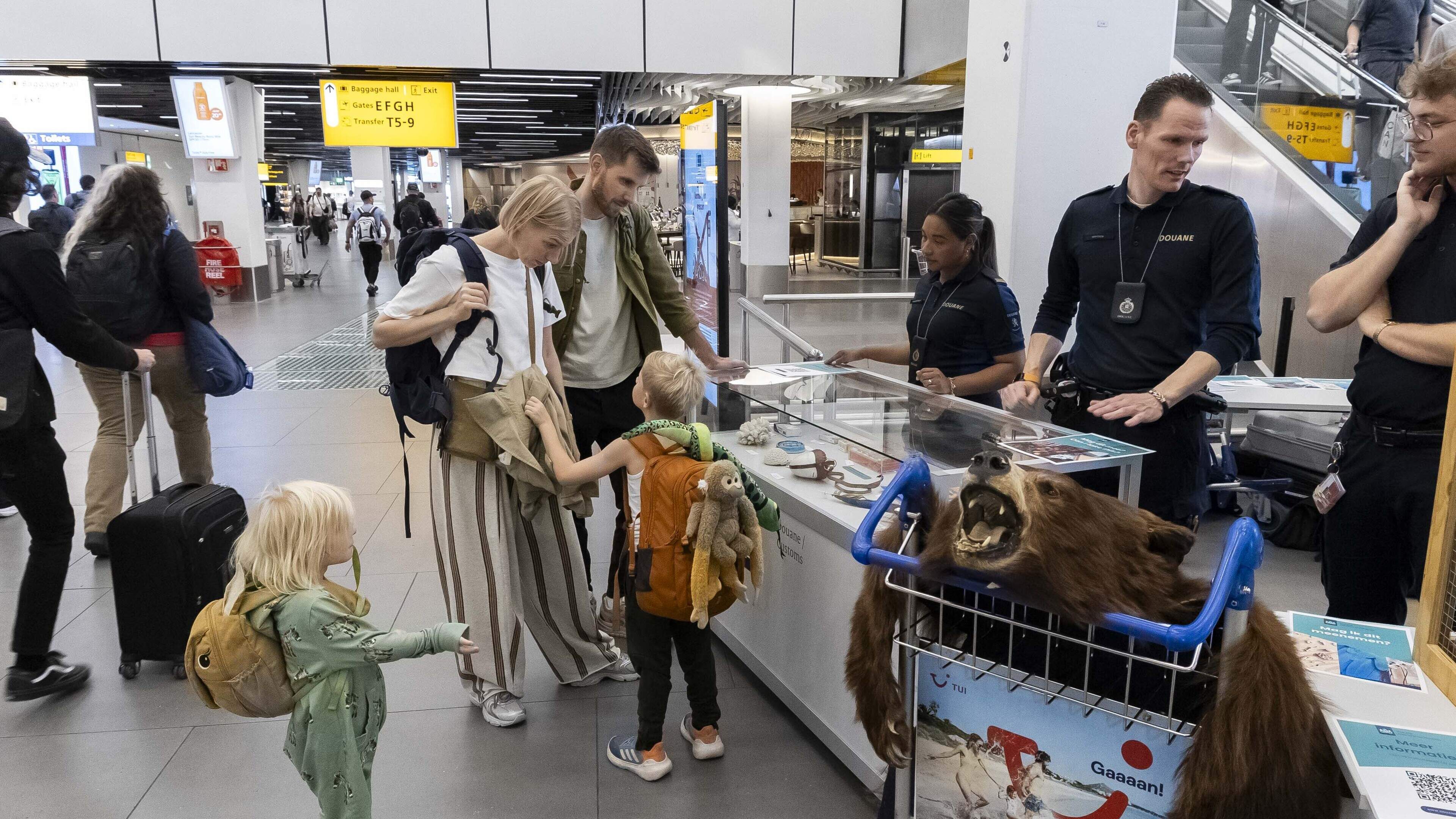 Schiphol piekt in onrustige tijden: ’Er is voor vier weken brandstof beschikbaar’
