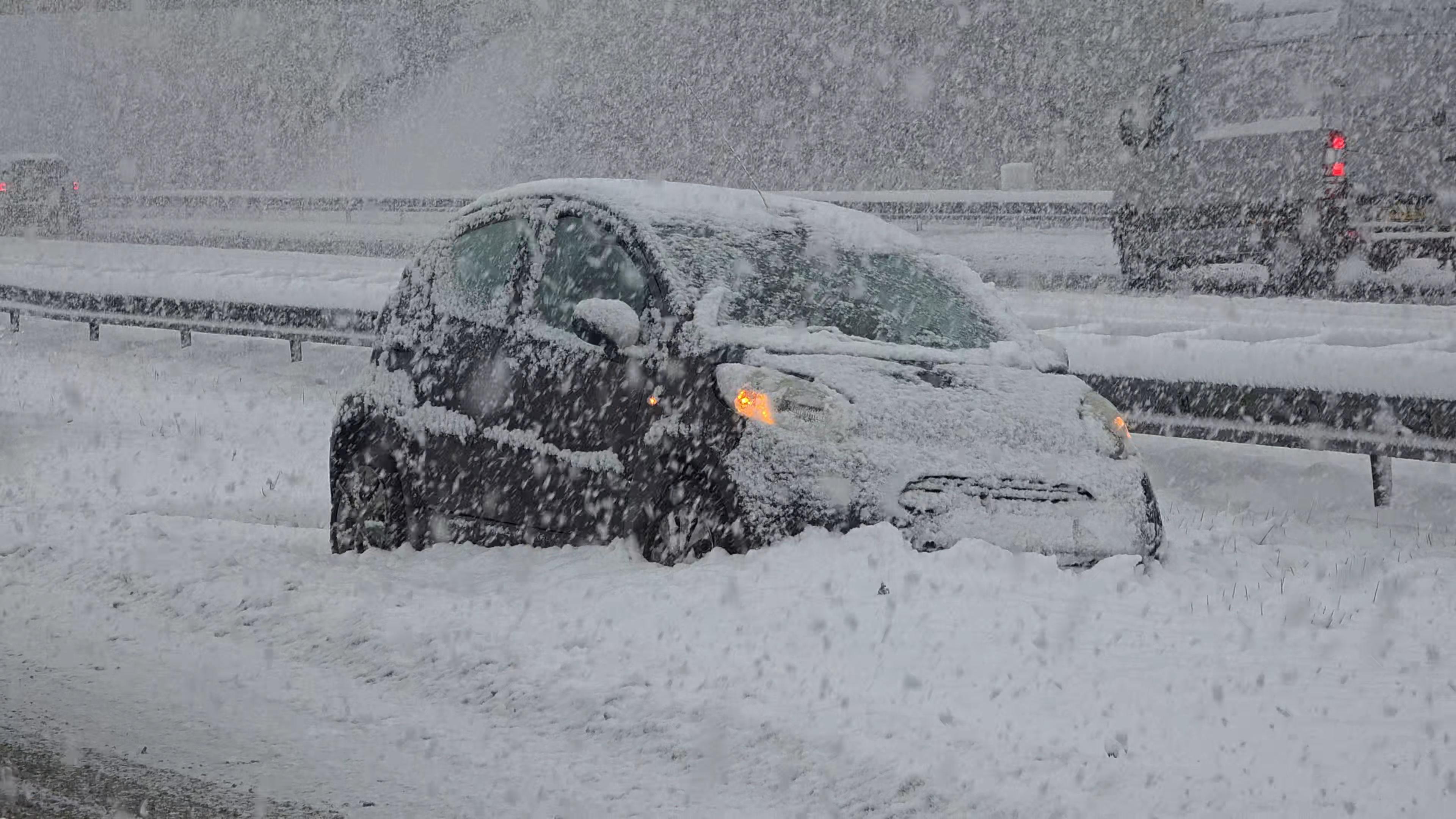 Twintig centimeter sneeuw in het noorden: snelweg A7 onbegaanbaar, auto's  glijden van de weg | De Telegraaf