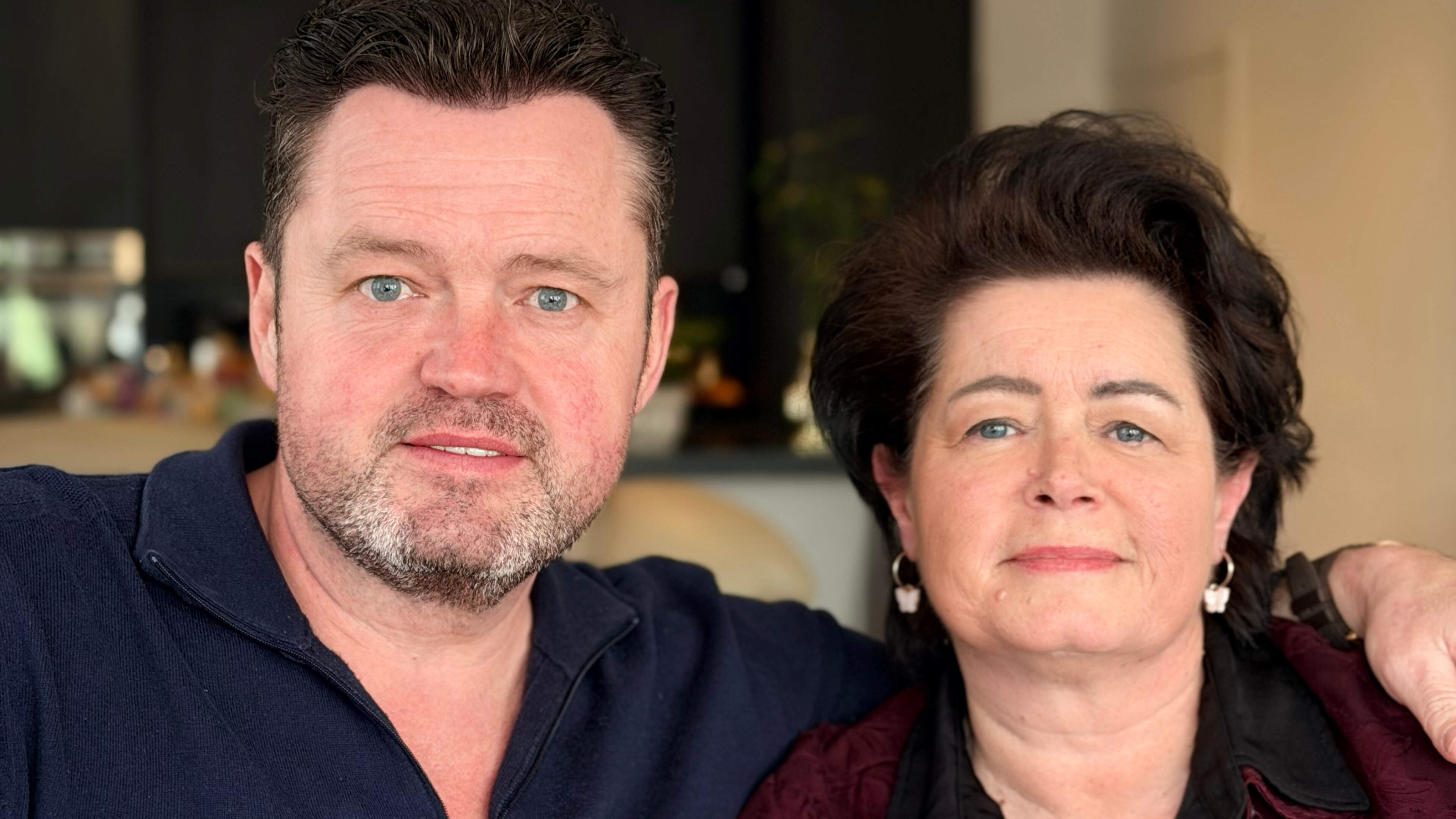 Zanger Frans Duijts na emotionele oproep overspoeld met nierdonoren voor zijn zus: ’Dit raakt ons écht in het hart’