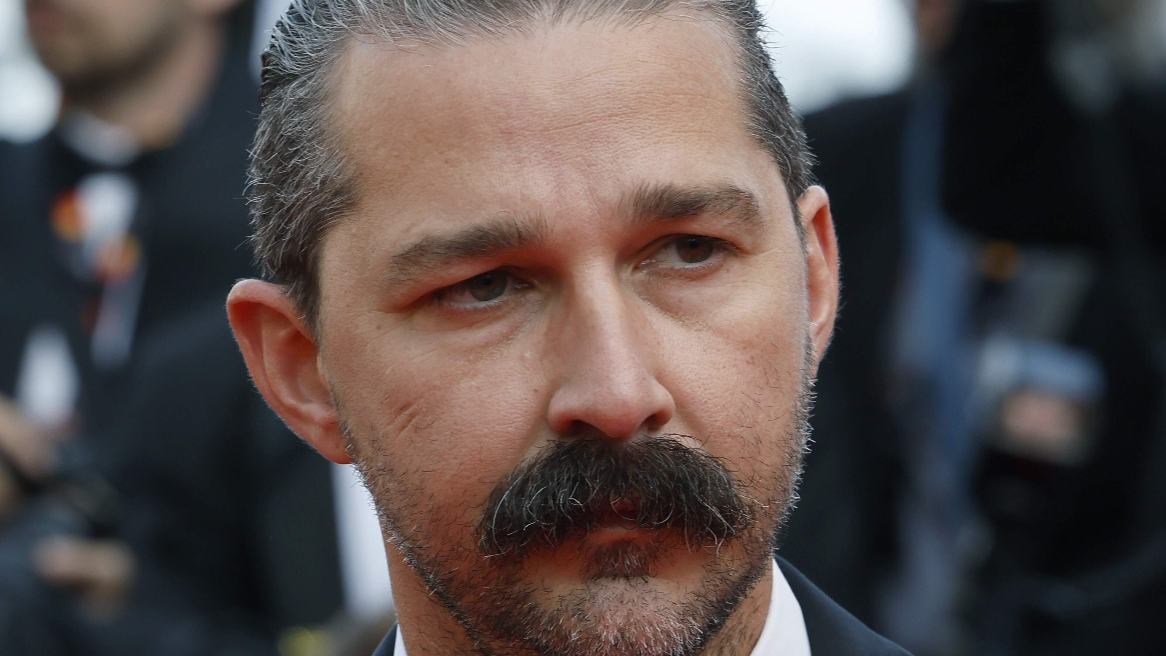 ’Shia LaBeouf drinkt nog dagelijks ondanks proeftijd na dronken vechtpartij in kroeg’