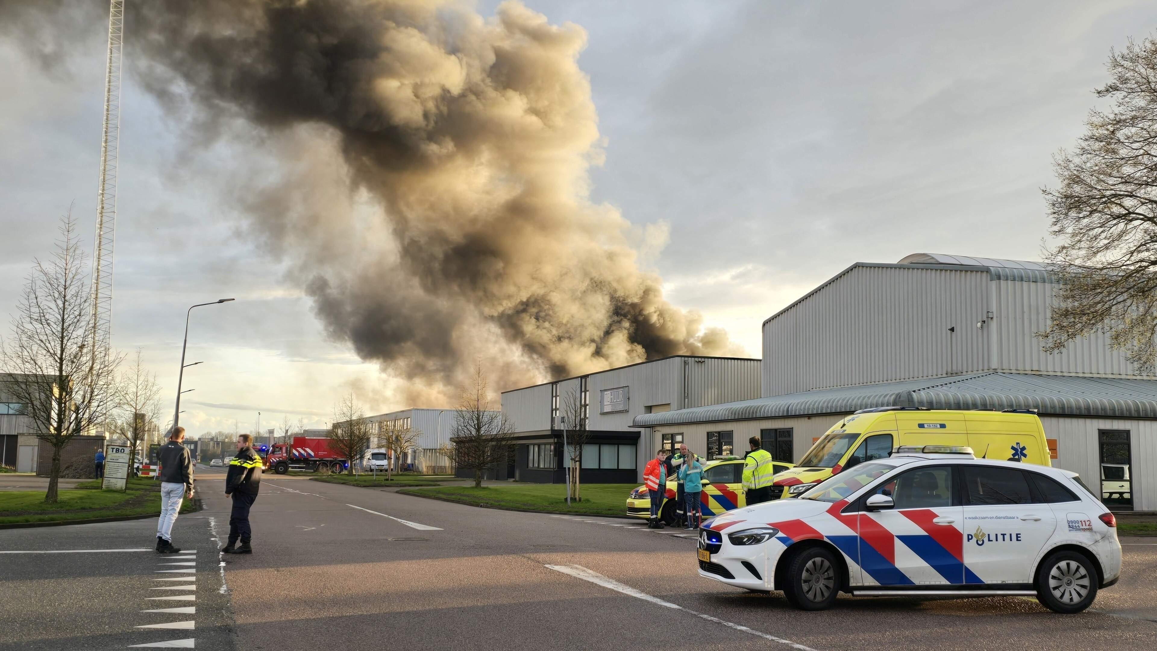 Grote uitslaande brand in bedrijfspand Obdam, rook in wijde omgeving zichtbaar