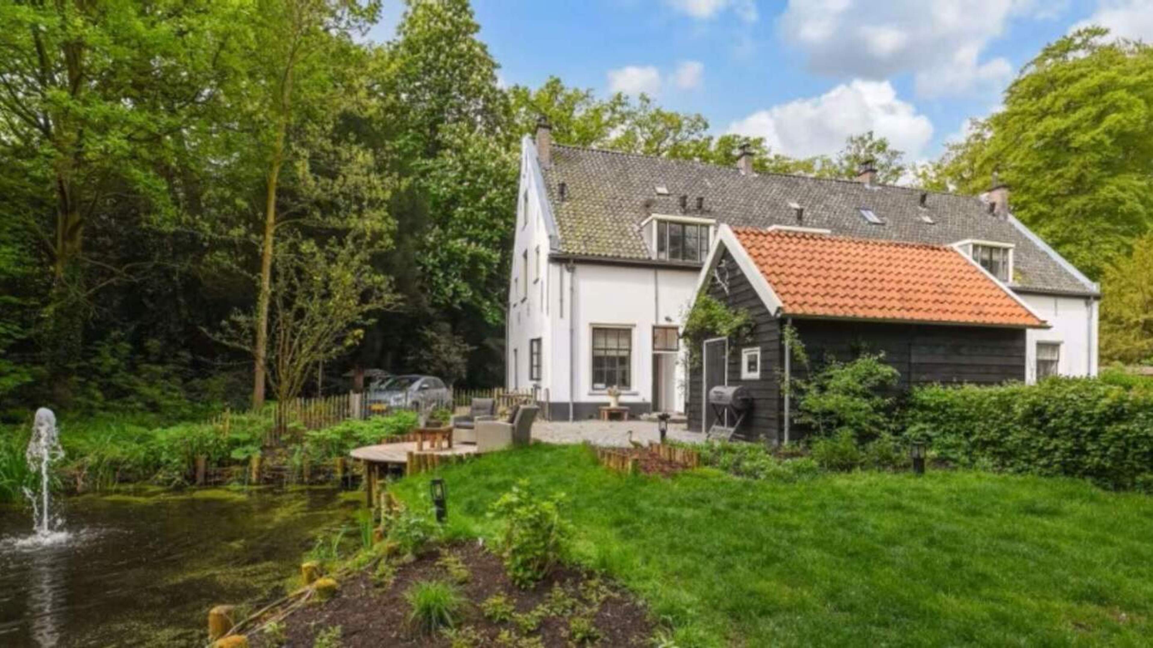 Royaal buitenkansje: met deze villa van bijna 1 miljoen euro word je buren van koning Willem-Alexander en koningin Máxima