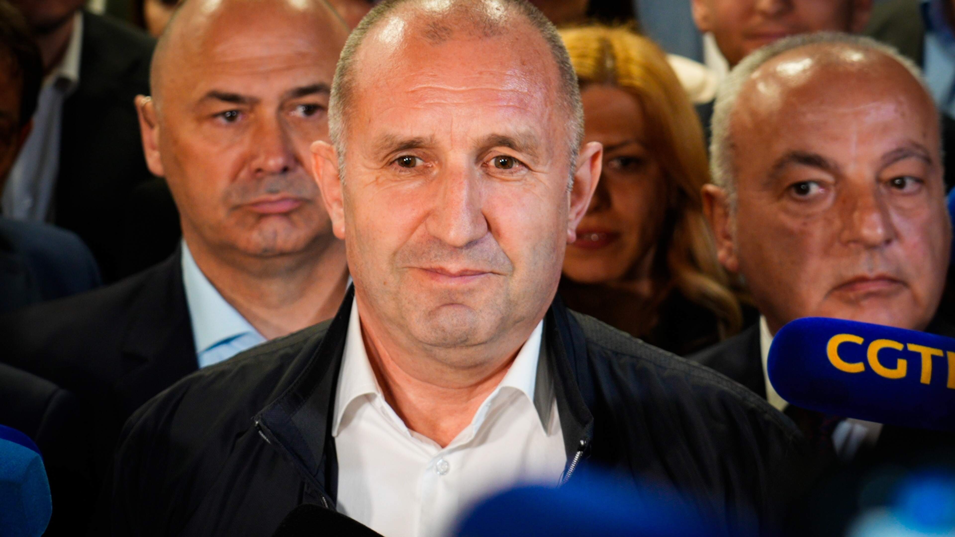 Bulgaren kiezen overtuigend voor eurosceptische Radev; moet Brussel vrezen voor Orbán 2.0?
