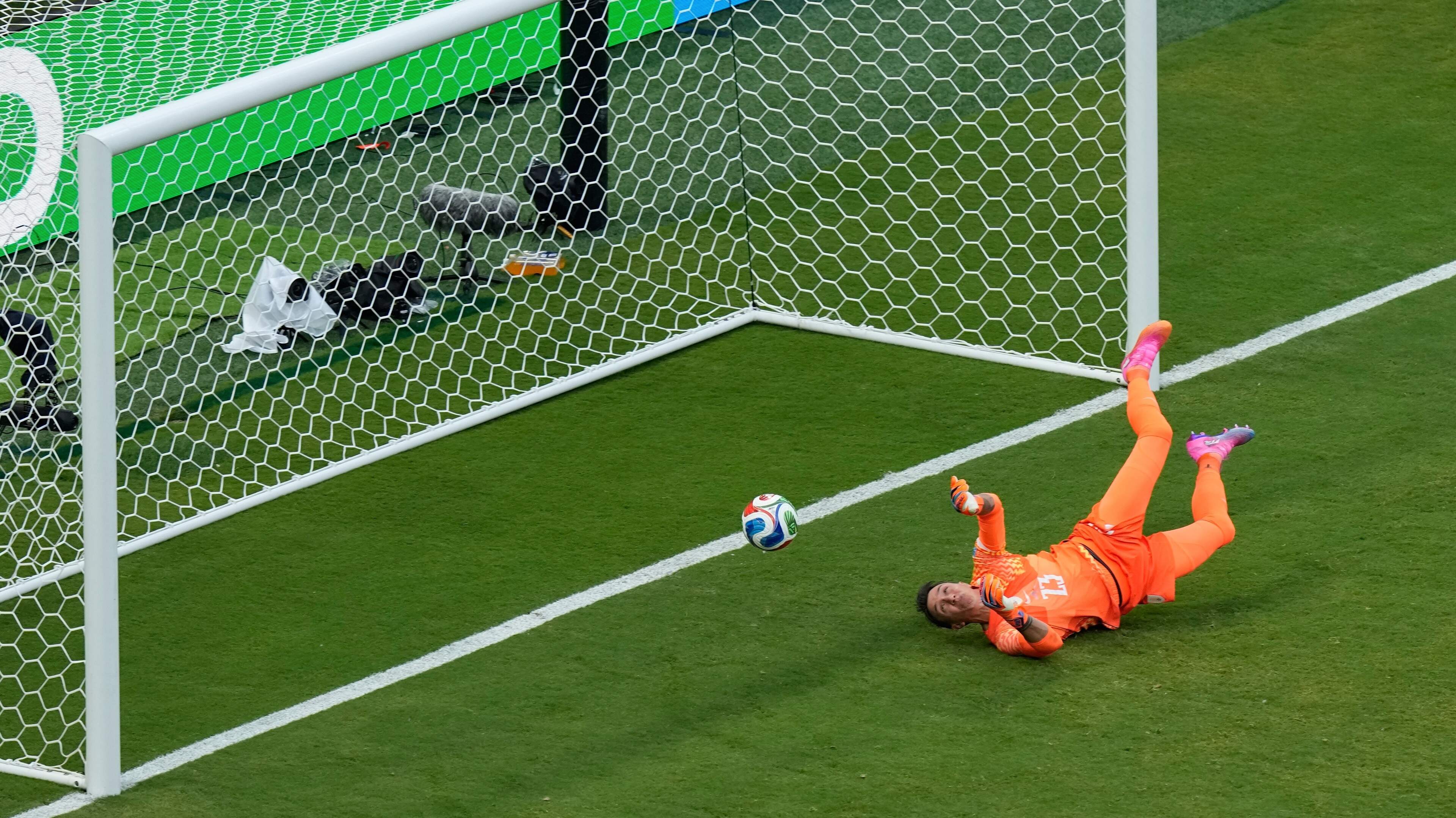 Schreeuwende bondscoach Marcelo Bielsa (Uruguay) geeft opmerkelijke verklaring voor keeperswissel in rust: ’Hij besloot te stoppen’