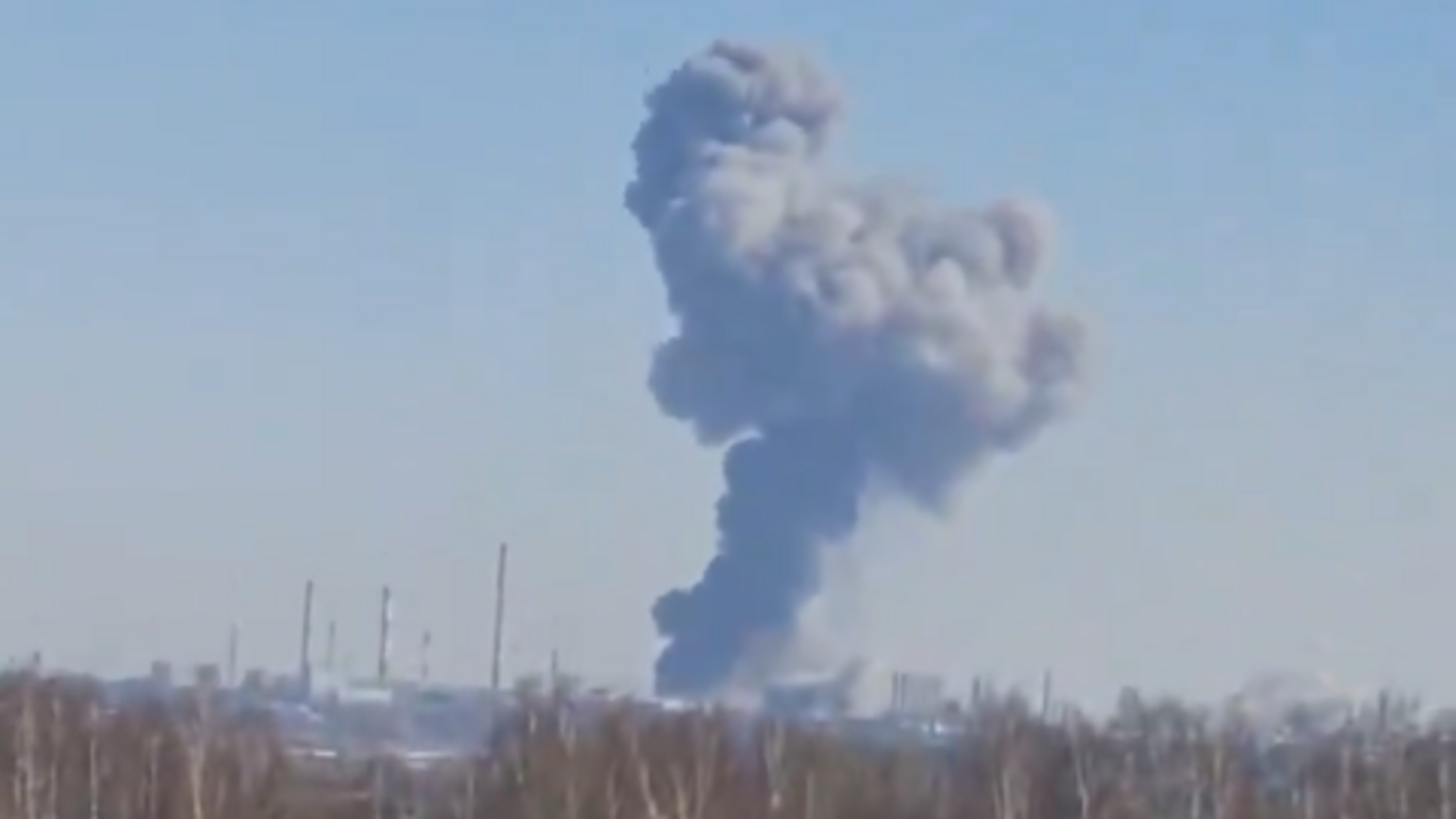 LIVE | Enorme rookwolken en tientallen slachtoffers bij brand Russische plasticfabriek