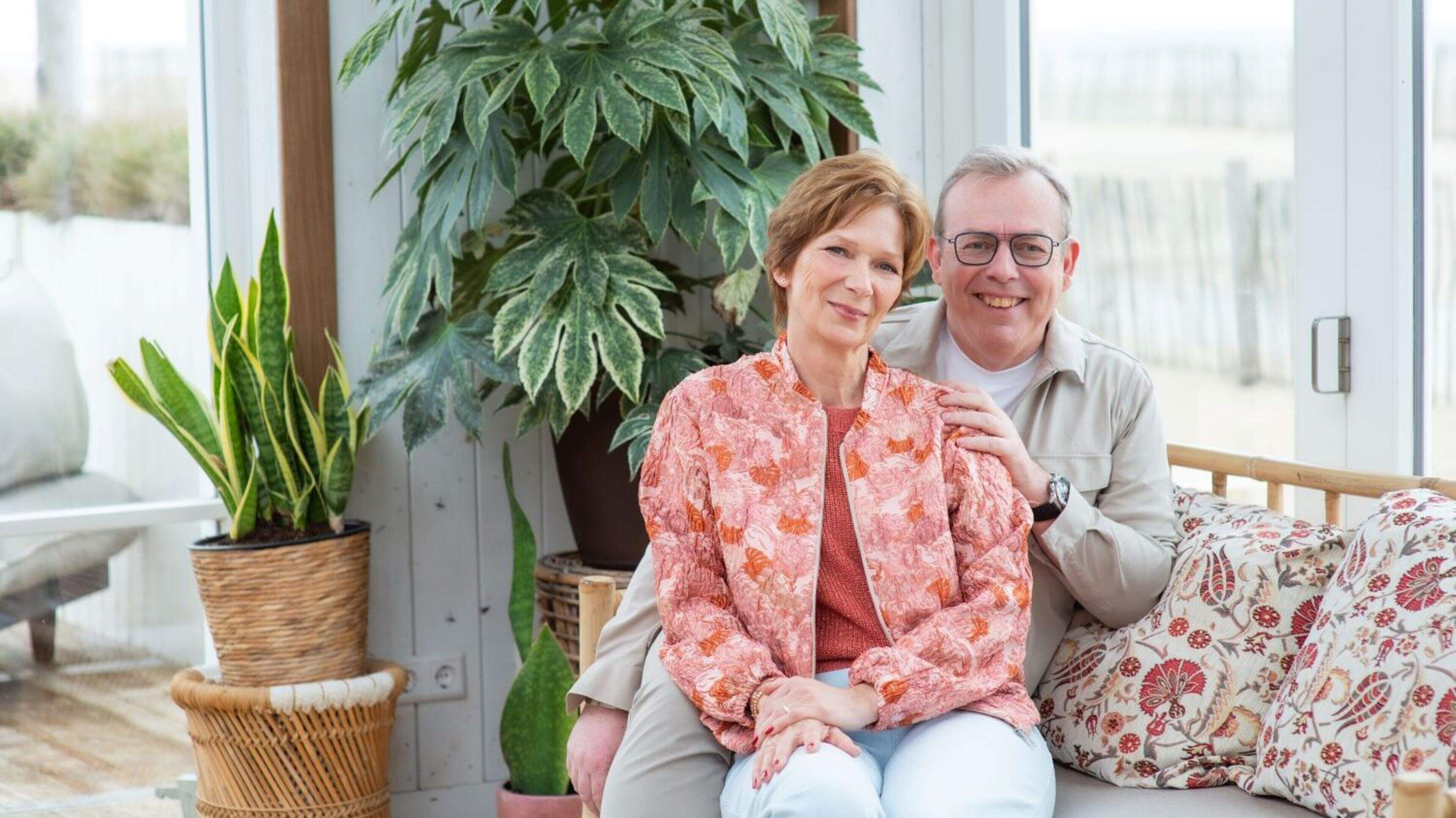Als Thérèse (58) haar man Gosse (57) raar hoort snurken, weet ze meteen dat het mis is: ’Ik legde hem op de grond en begon te reanimeren’