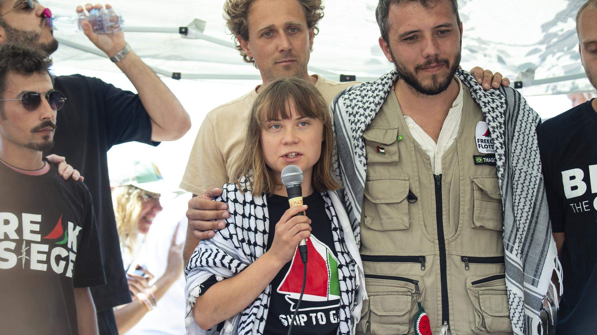 Klimaat- en Palestina-activist Greta Thunberg (m.) naast Thiago Avila (r.) bij aanvang van de reis naar Gaza, afgelopen zondag.