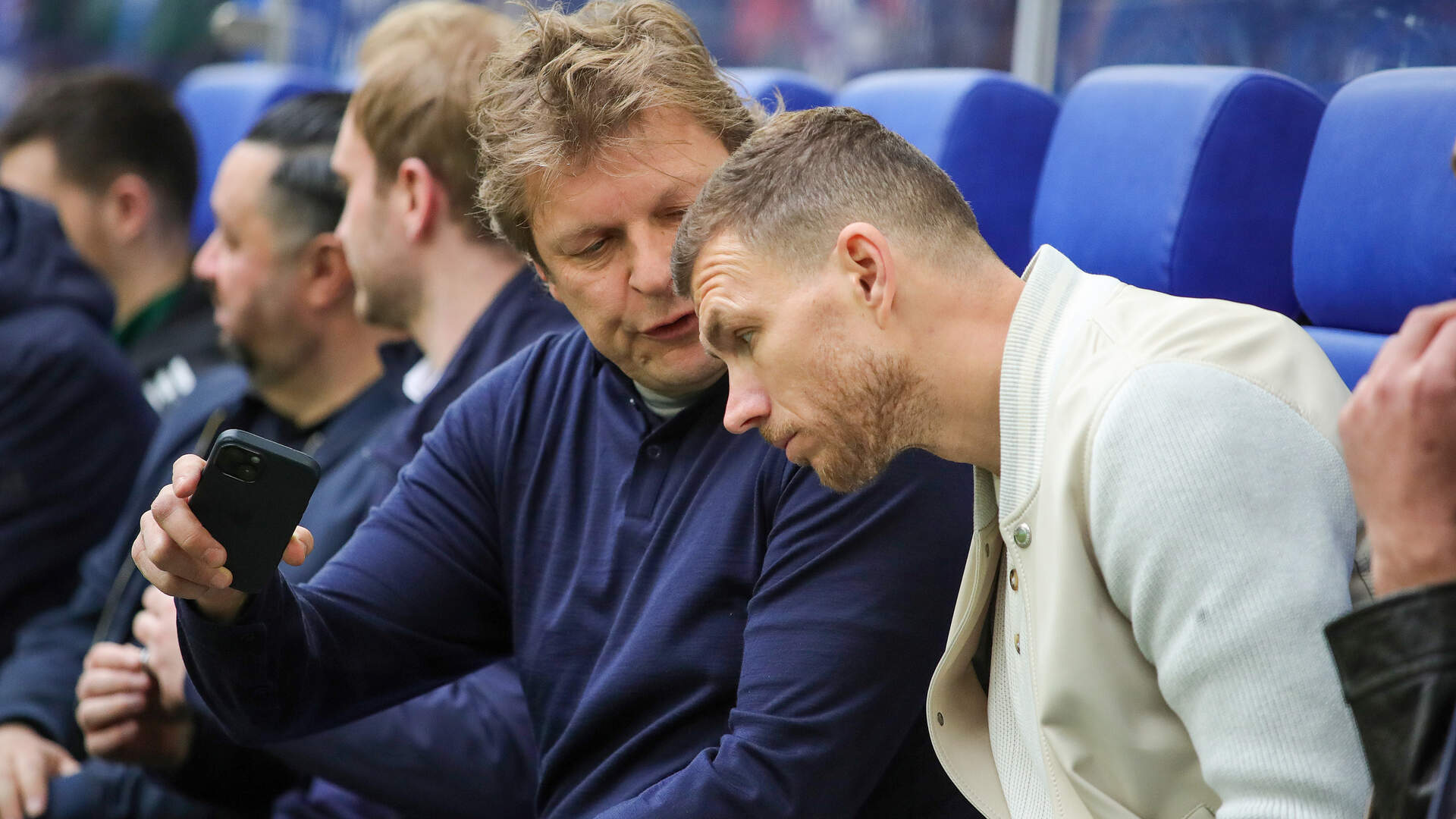 Youri Mulder in gesprek met Edin Dzeko. 