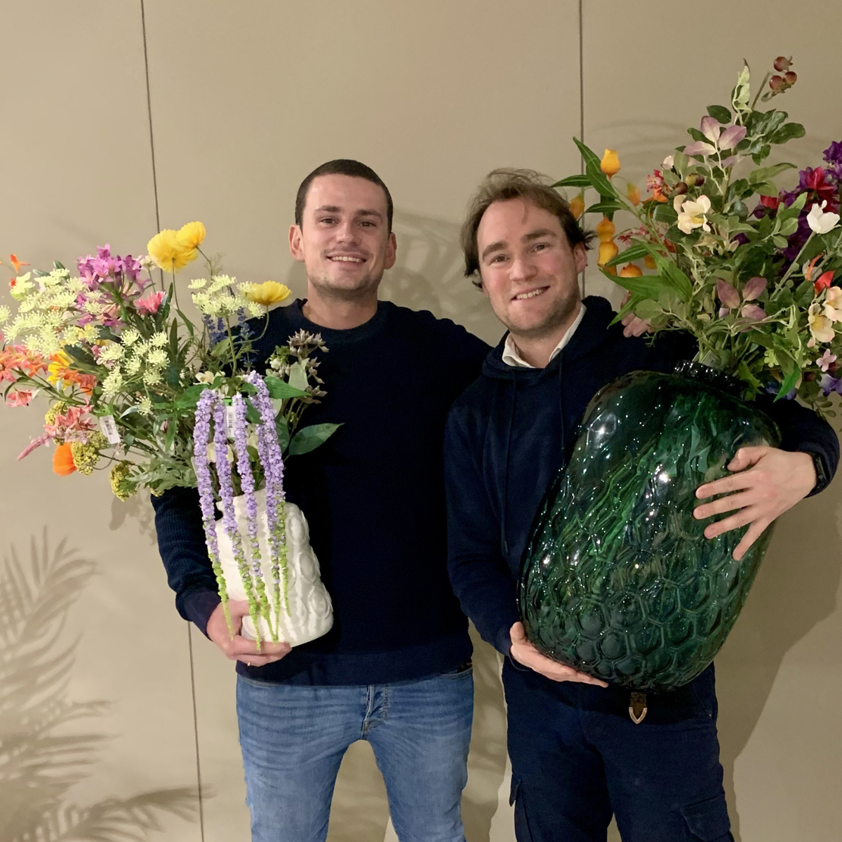 Vrienden Dane en Job begonnen samen handel in kunstbloemen: ’Moeilijke gesprekken niet uit de weg gaan’