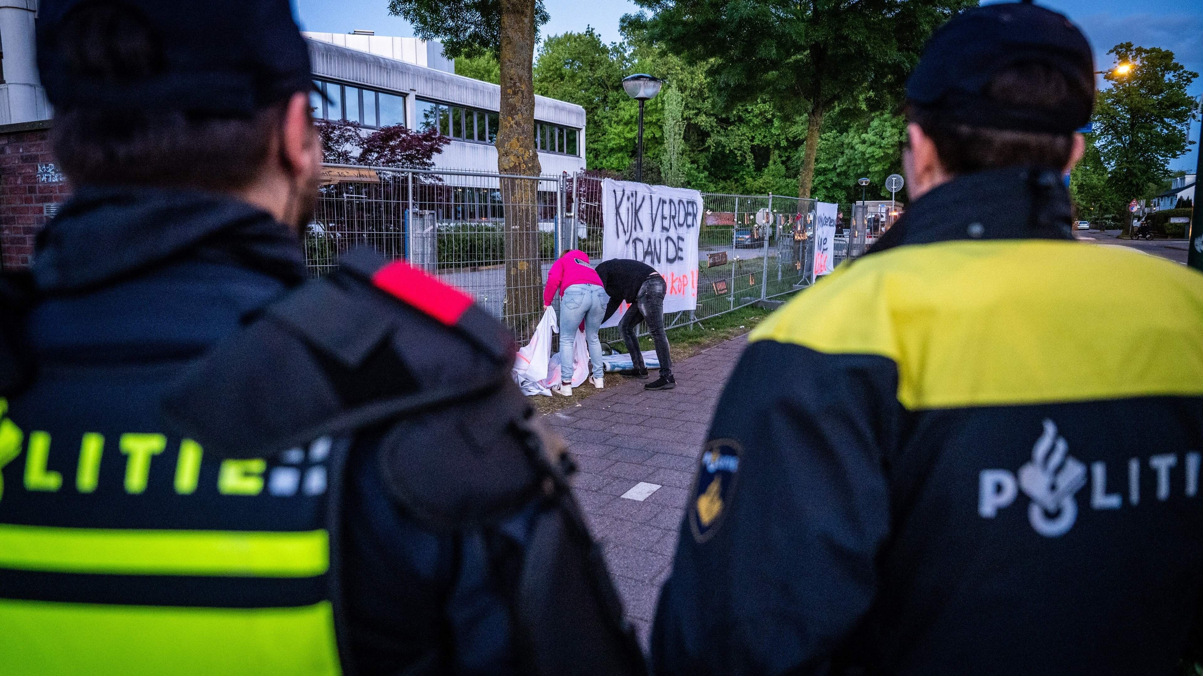 Gaan ’vliegende ambtenarenteams’ de azc-problemen oplossen? ’Niet te voorkomen dat mensen boos worden’