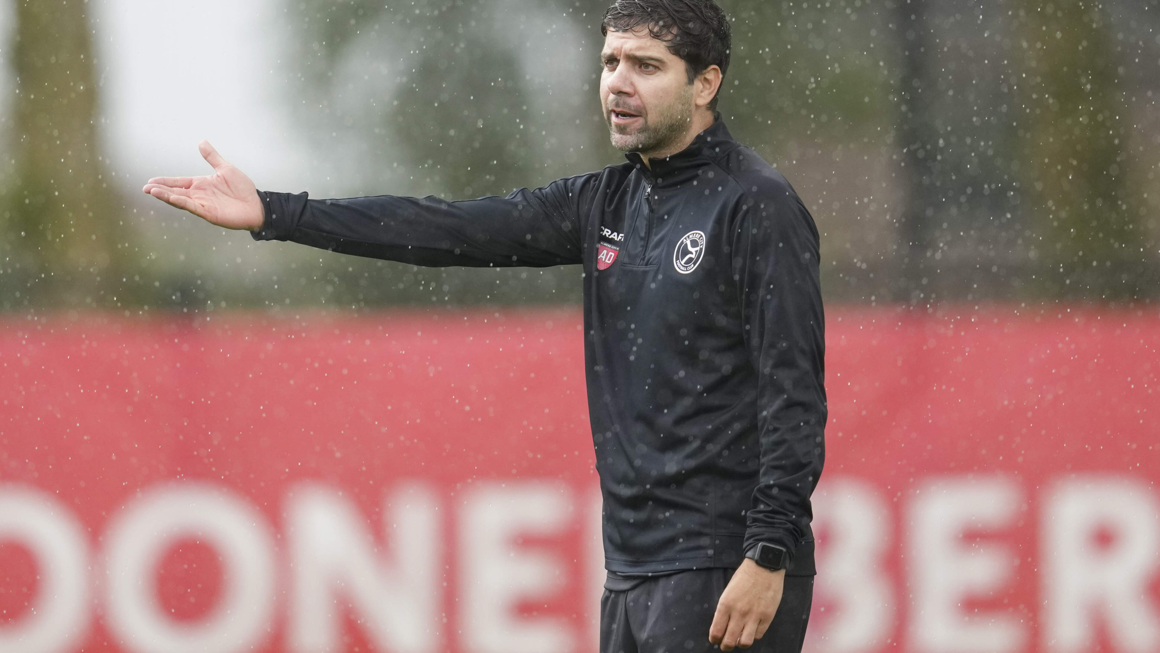 Almere City vindt na mislopen promotie in Anoush Dastgir opvolger van trainer Jeroen Rijsdijk