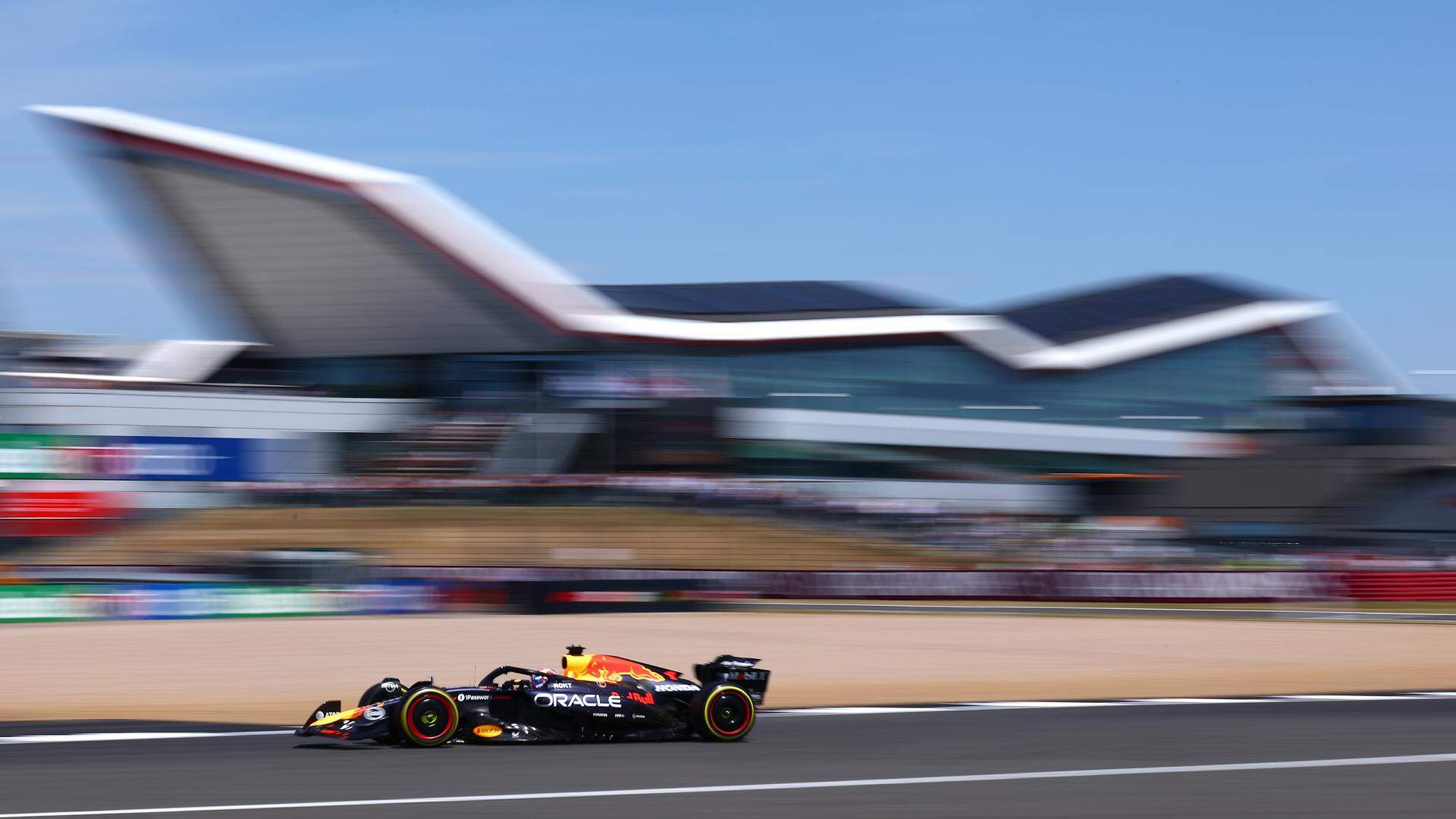 Max Verstappen in actie op Silverstone tijdens de eerste vrije training. 