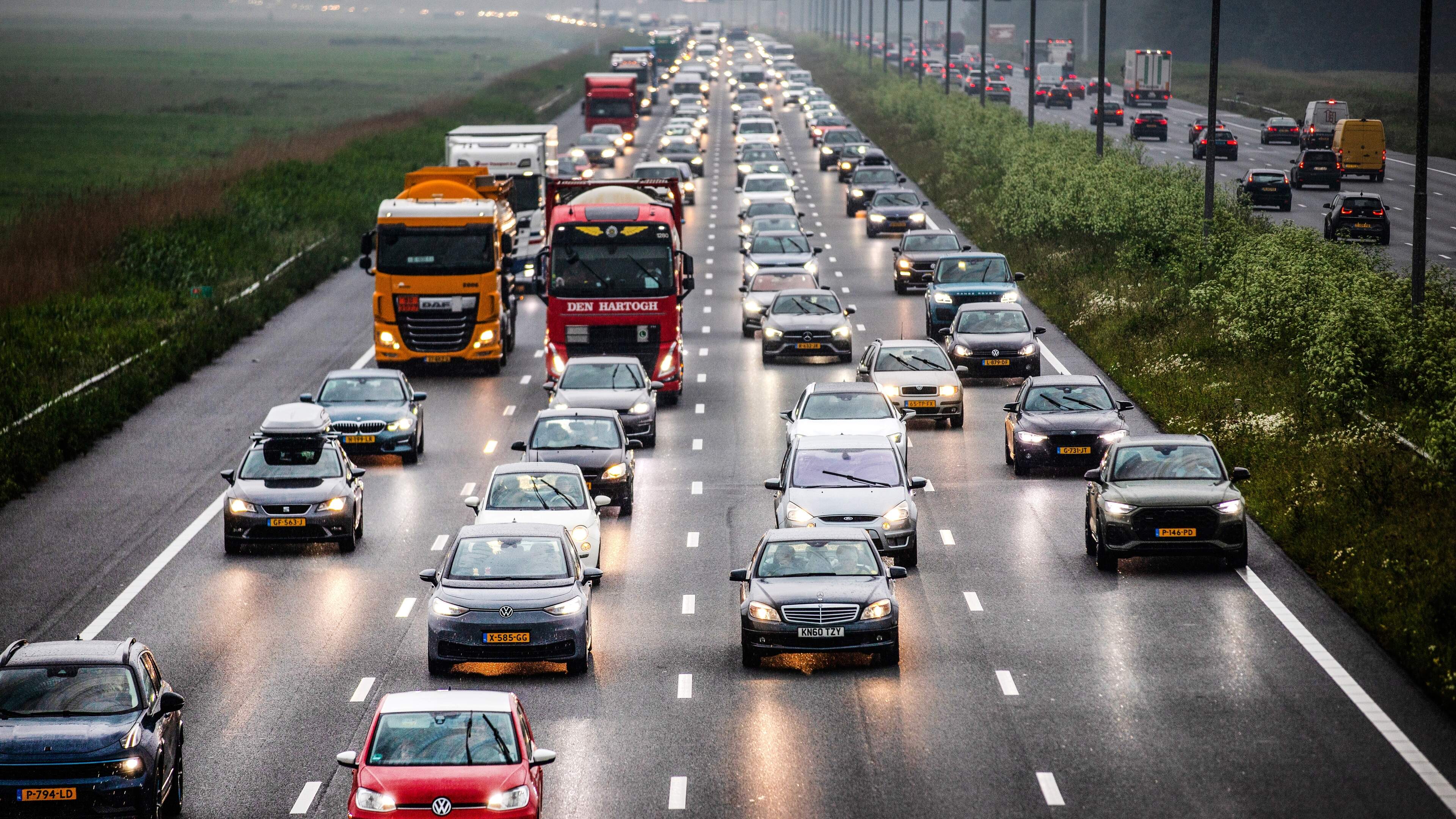 Drukke avondspits door zware regenbuien die over het land trekken