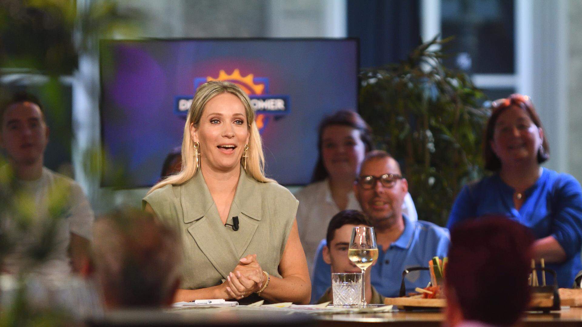 BREDA -   Presentatrice Helene Hendriks tijdens uitzending van De Oranjezomer .  ANP / Hollandse Hoogte / Erald van der Aa