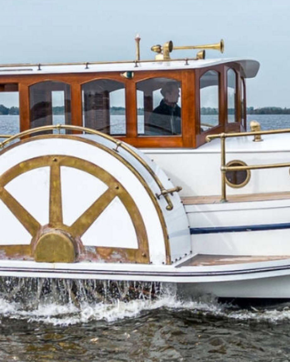 Ondernemer Riks Noorman heeft bijna twee jaar gewerkt aan het restaureren van de klassieke raderboot.  