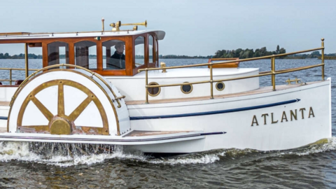 Ondernemer Riks Noorman heeft bijna twee jaar gewerkt aan het restaureren van de klassieke raderboot.  