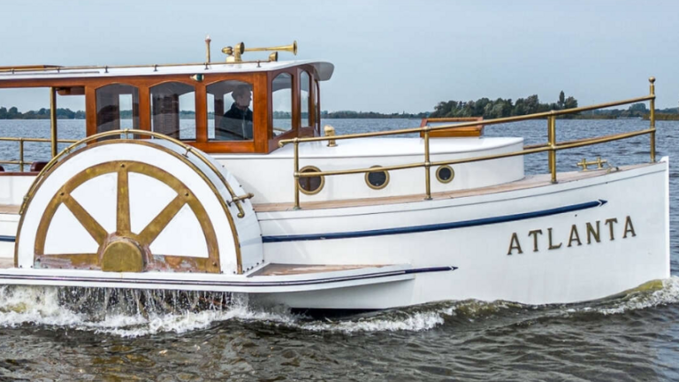 Ondernemer Riks Noorman heeft bijna twee jaar gewerkt aan het restaureren van de klassieke raderboot.  
