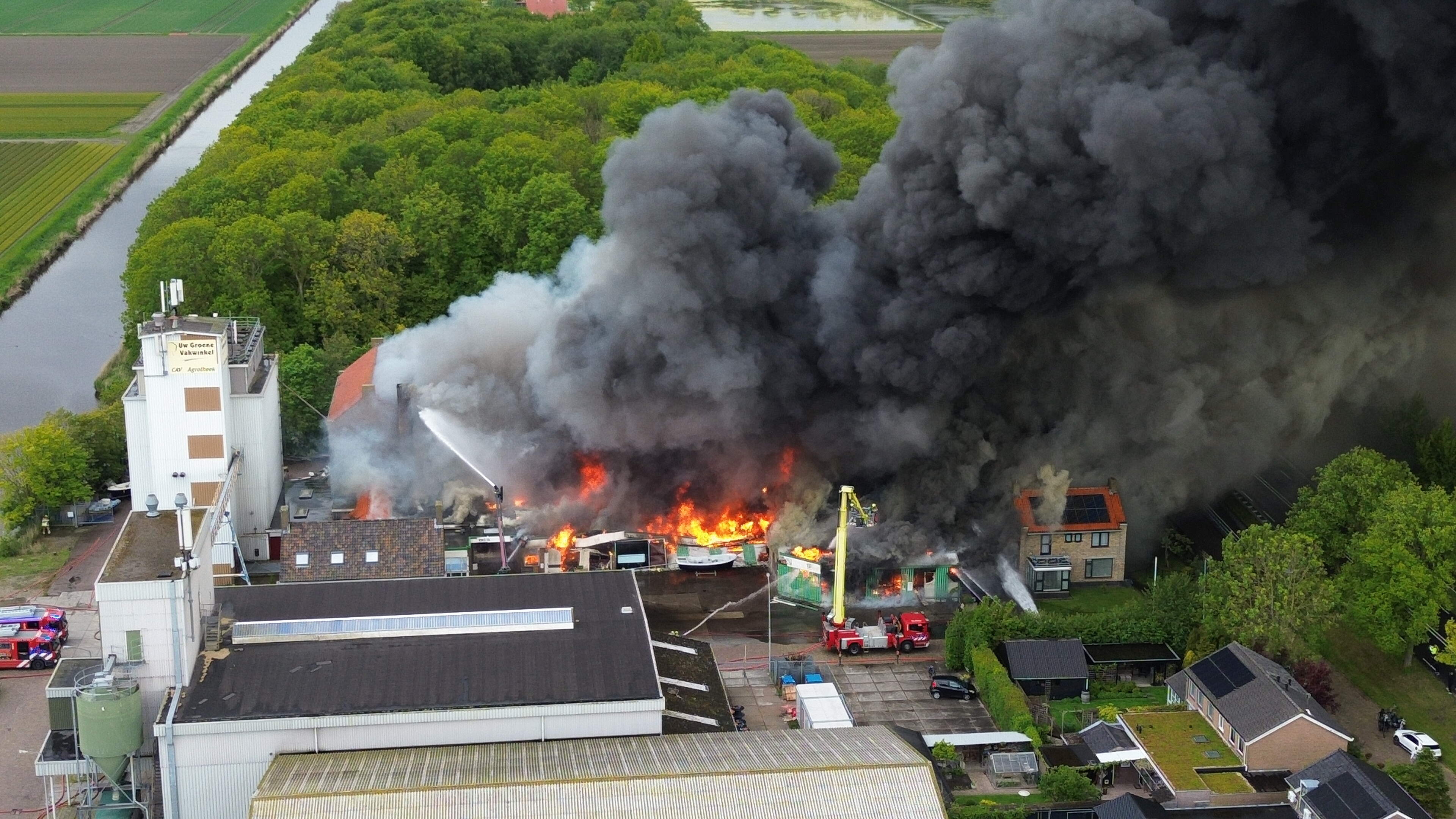 Veel rook bij grote brand in loods Slootdorp, NL-Alert verstuurd