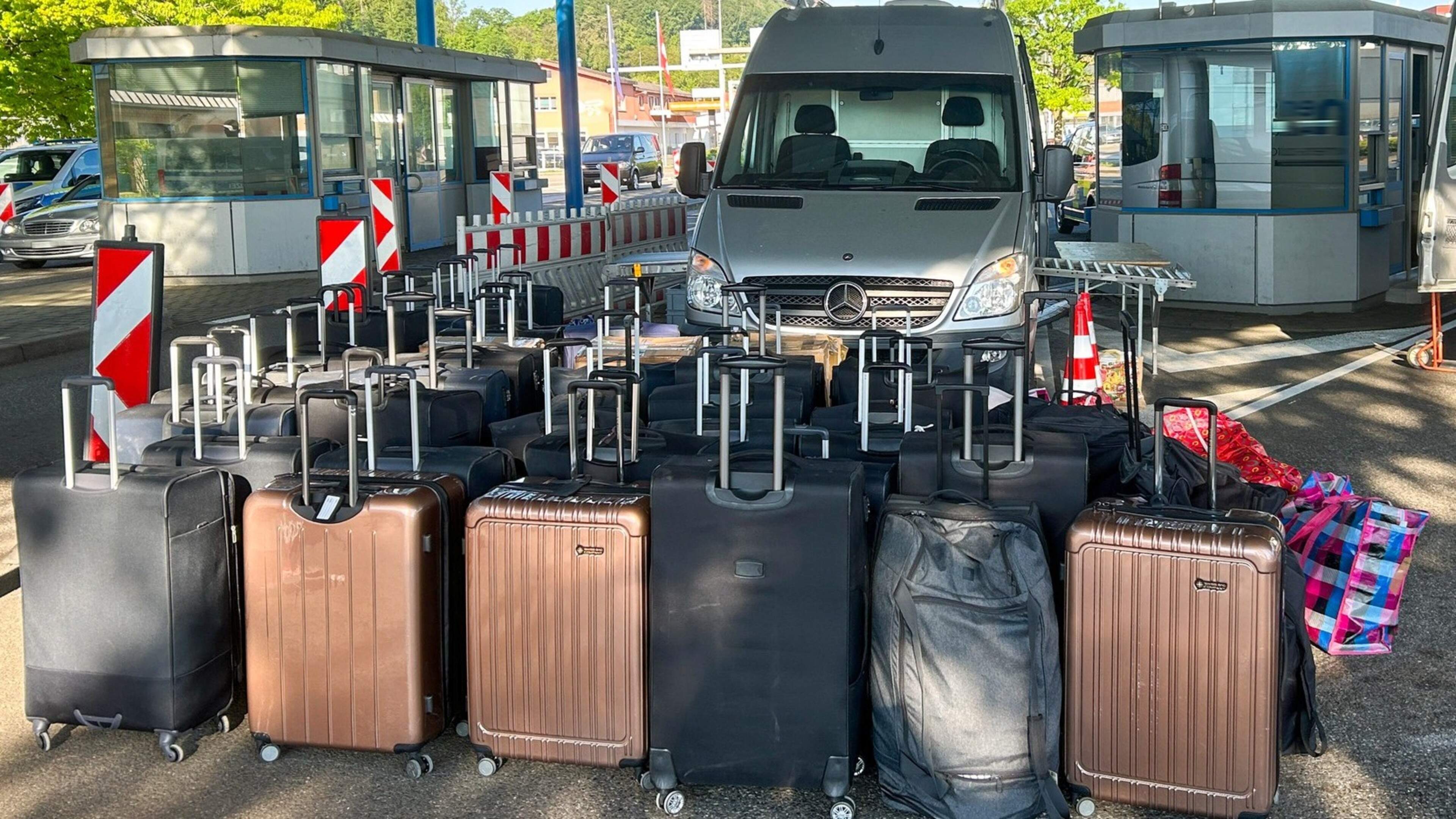 Douanemedewerkers verrast: vrouw keert terug van vakantie met 55 koffers