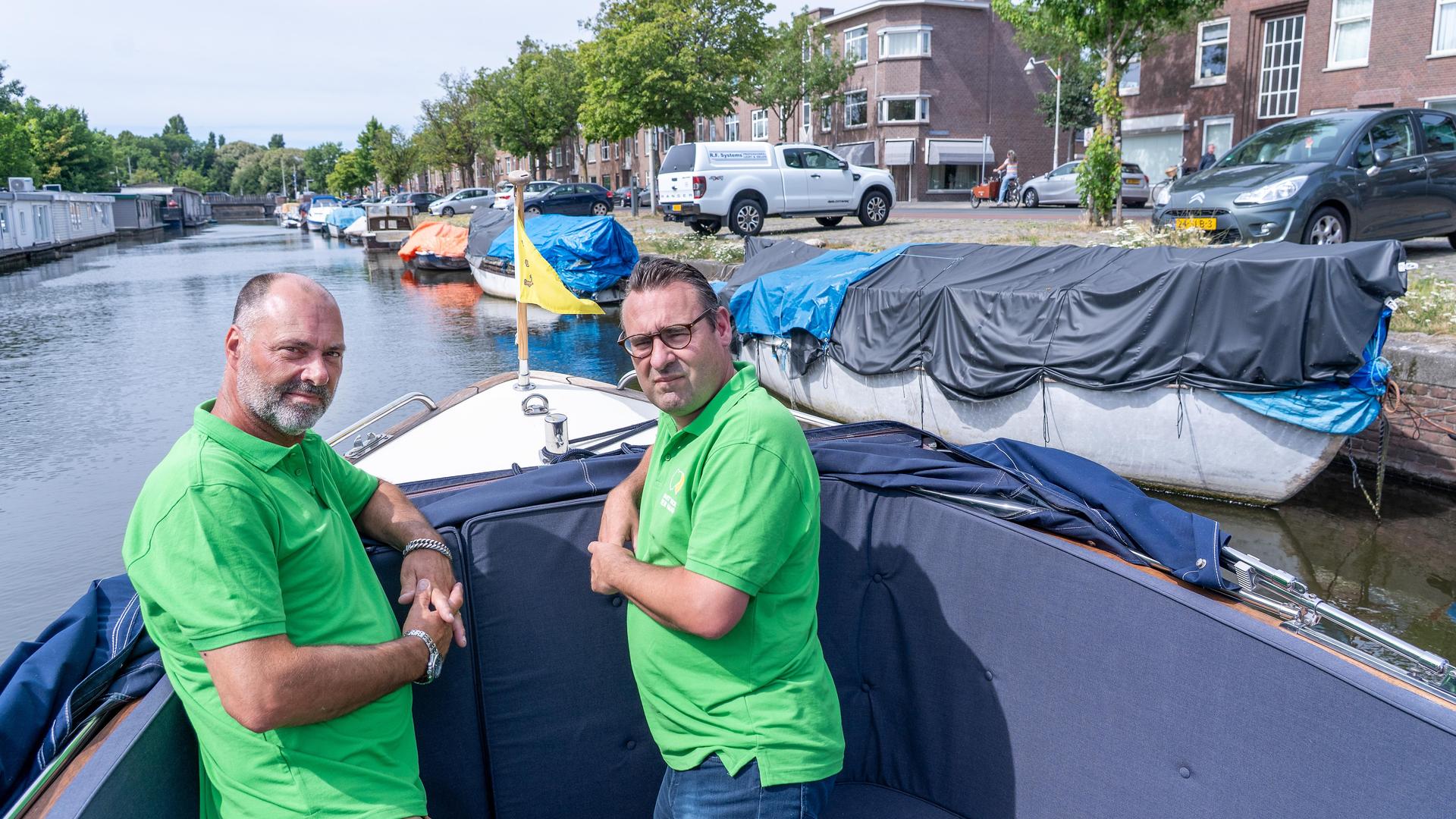 Raymond Bouman en Richard de Mos tonen de vele daklozenbootjes.
